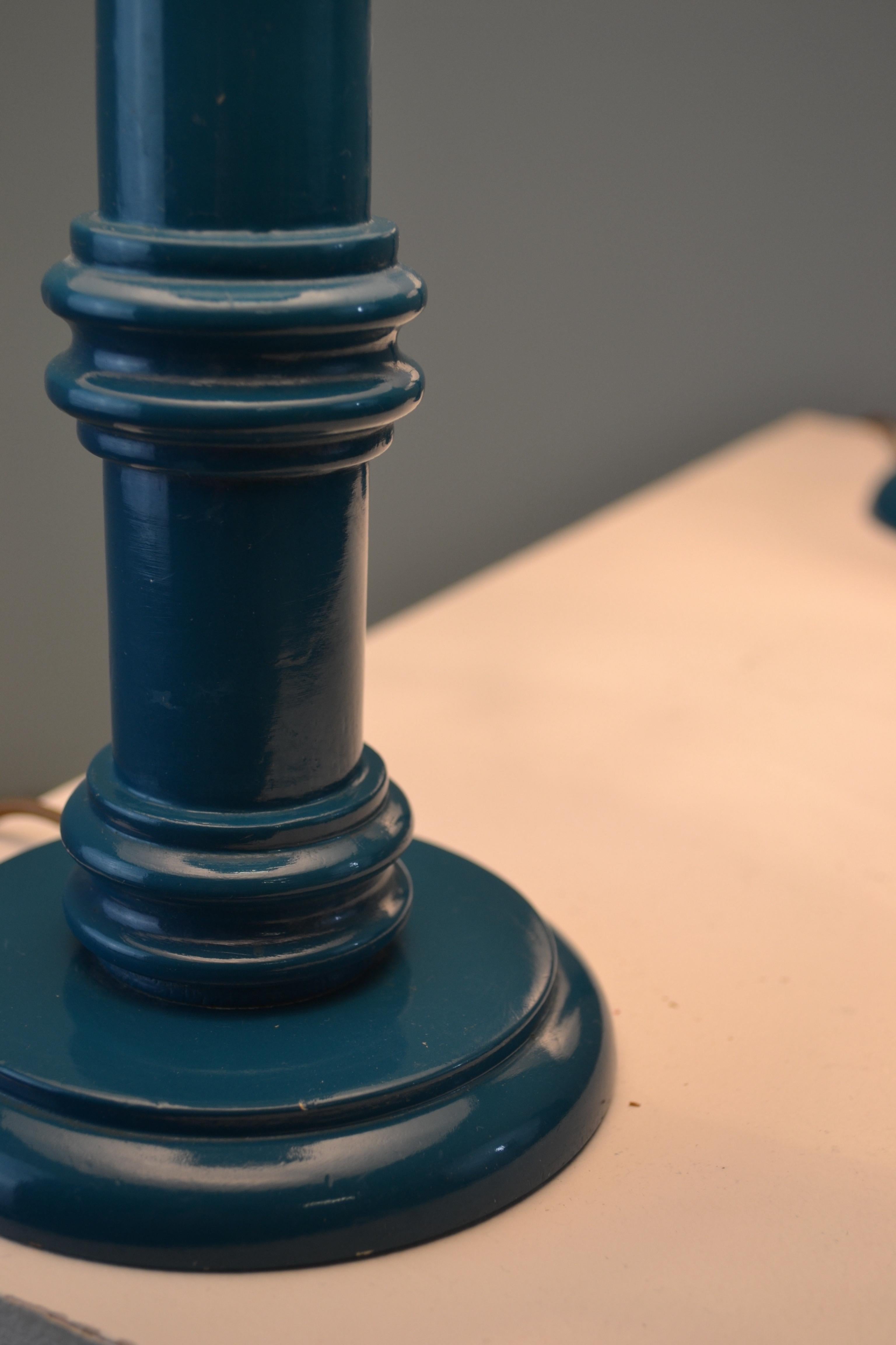 Paar blau lackierte Tischlampen aus gedrechseltem Holz, Frankreich, um 1970 (Ende des 20. Jahrhunderts) im Angebot