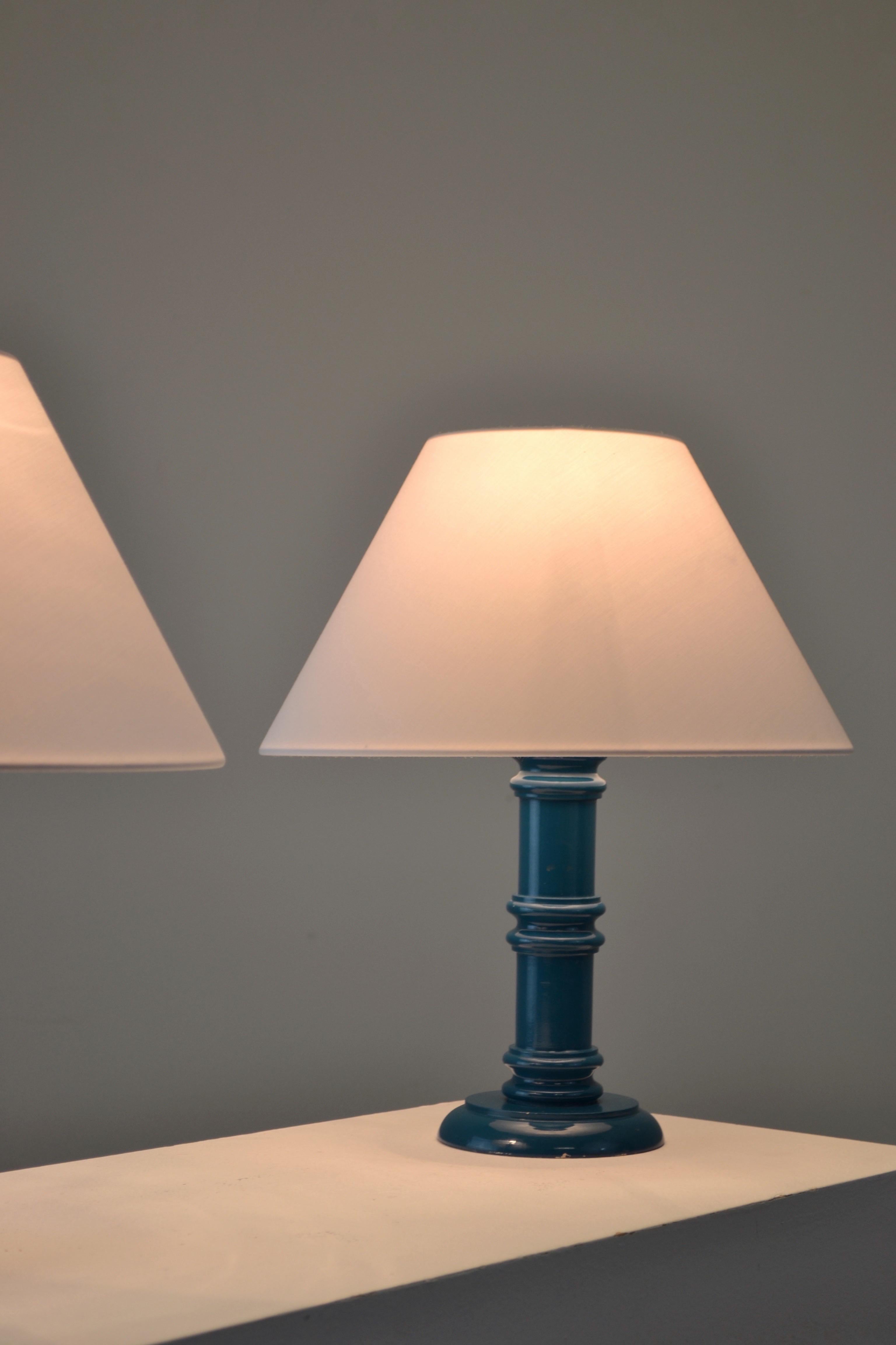 Paar blau lackierte Tischlampen aus gedrechseltem Holz, Frankreich, um 1970 im Angebot 1