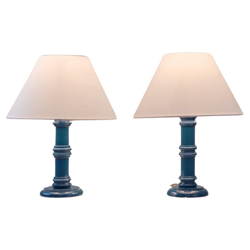 Paar blau lackierte Tischlampen aus gedrechseltem Holz, Frankreich, um 1970 im Angebot