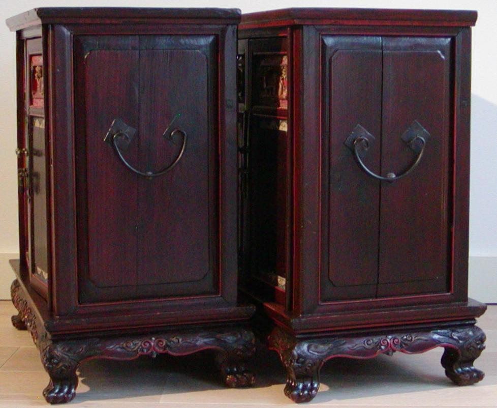 Chinoiserie Pair of Lacquered Chinese Bedside Cabinets For Sale