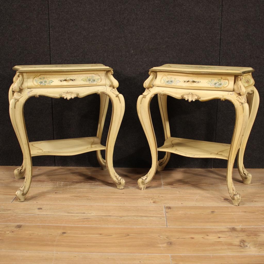A gorgeous pair of lacquered, gilded and painted Venetian bedside tables, 20th century. 

Pair of Venetian bedside tables from 20th century. Furniture in lacquered, gilded (bronze tinted) and hand painted wood with very pleasant floral