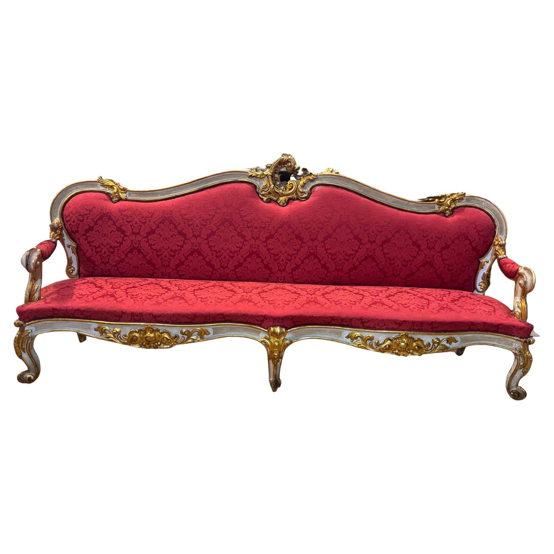 Pareja de sofás antiguos muy ricos, lacados y dorados con preciosas decoraciones de rizo típicas de la época, acolchados en brocado de damasco rojo, con reposabrazos. Periodo primera mitad del siglo XVIII, Origen Nápoles (Italia).
Inencontrables