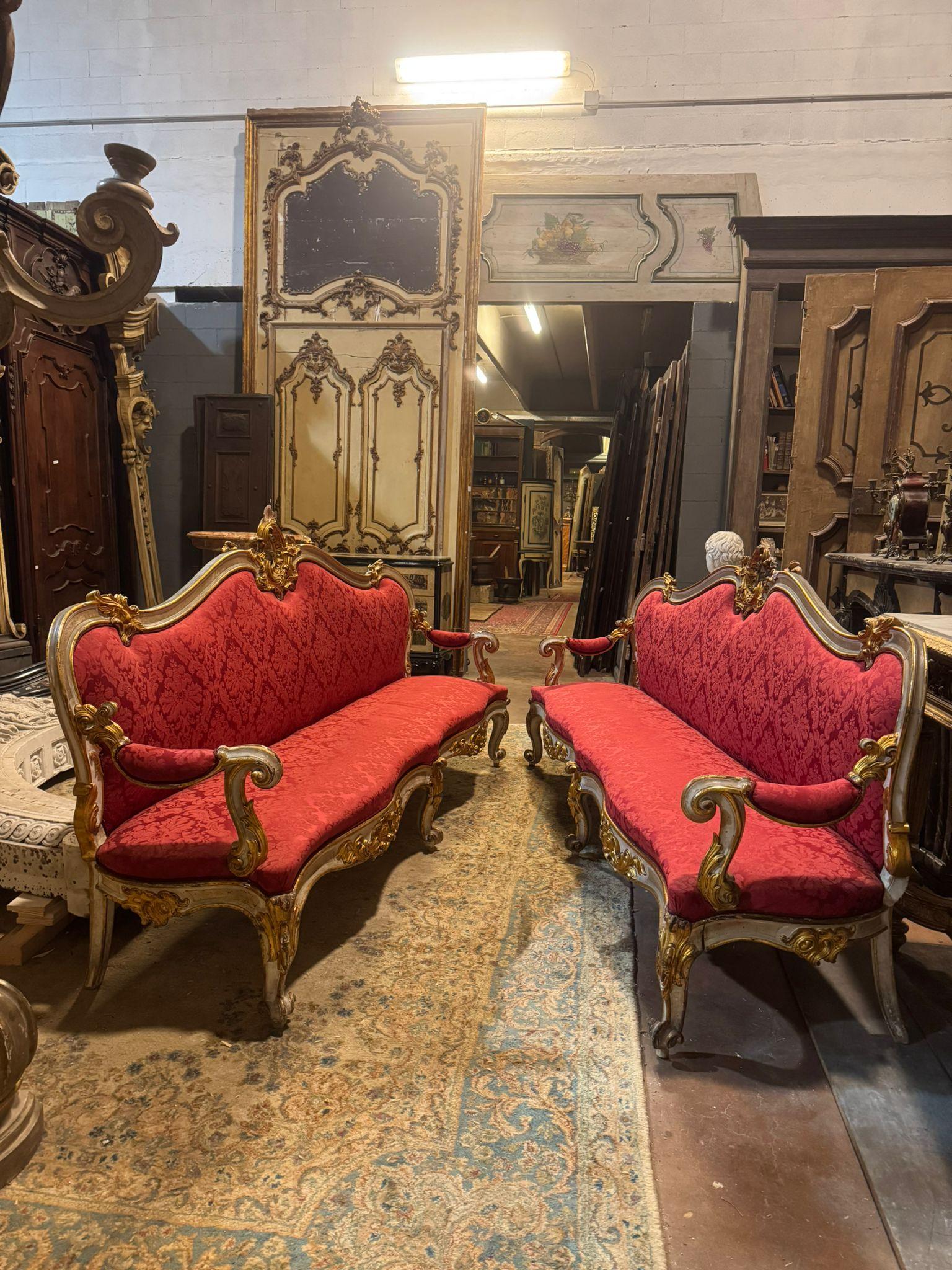 Pareja de sofás lacados dorados tallados, tapizados en brocado rojo, Italia Italiano en venta
