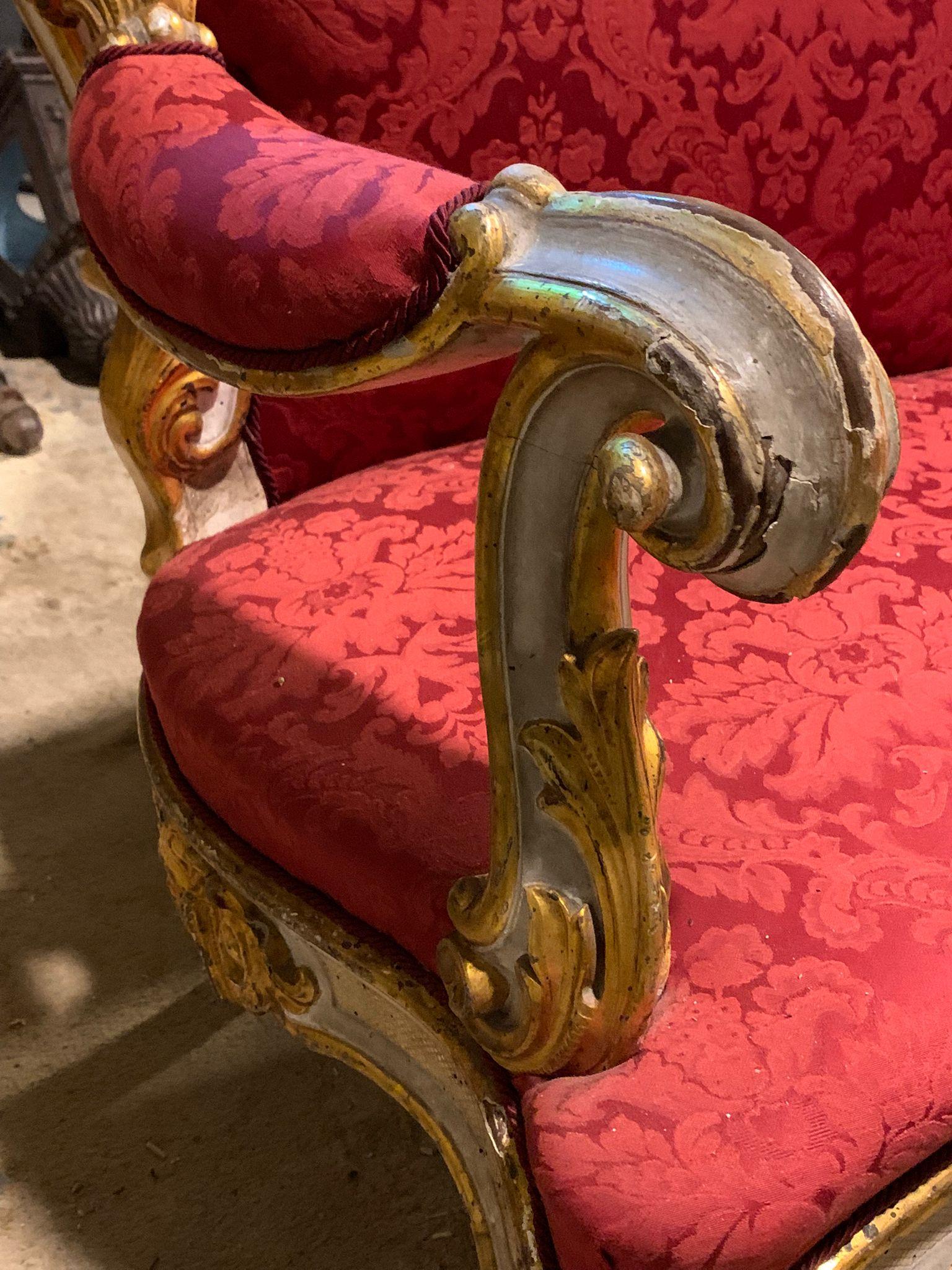 Pareja de sofás lacados dorados tallados, tapizados en brocado rojo, Italia en venta 2