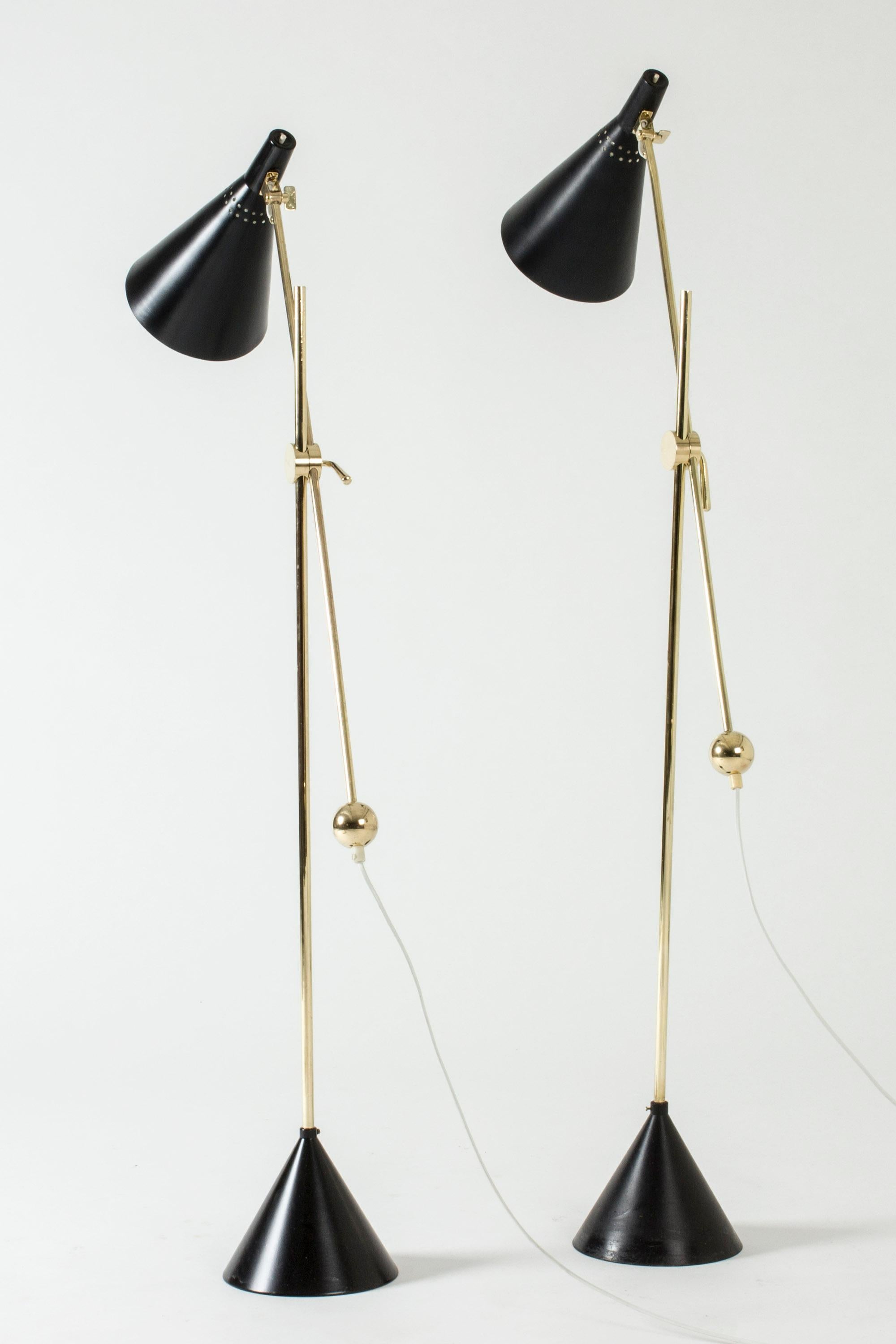Pair of Lacquered Metal and Brass Floor Lamps by Tapio Wirkkala for Idman Oy In Good Condition In Stockholm, SE