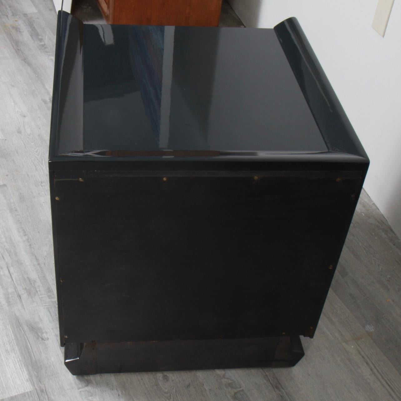 Pair of Lacquered Mid-Century Modern Nightstands For Sale 3