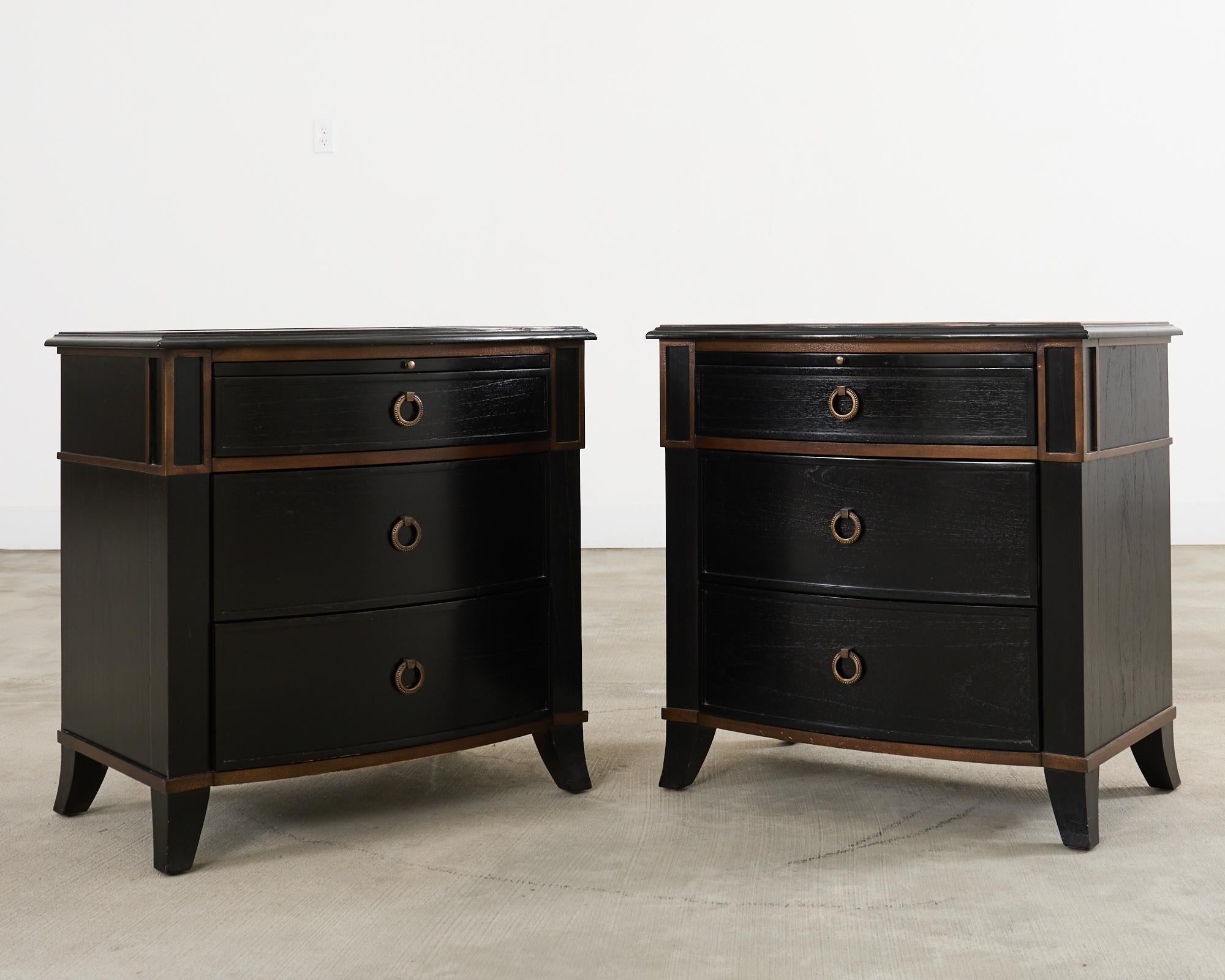 Effet bronze Paire de tables de nuit laquées avec écritoires extractibles en vente