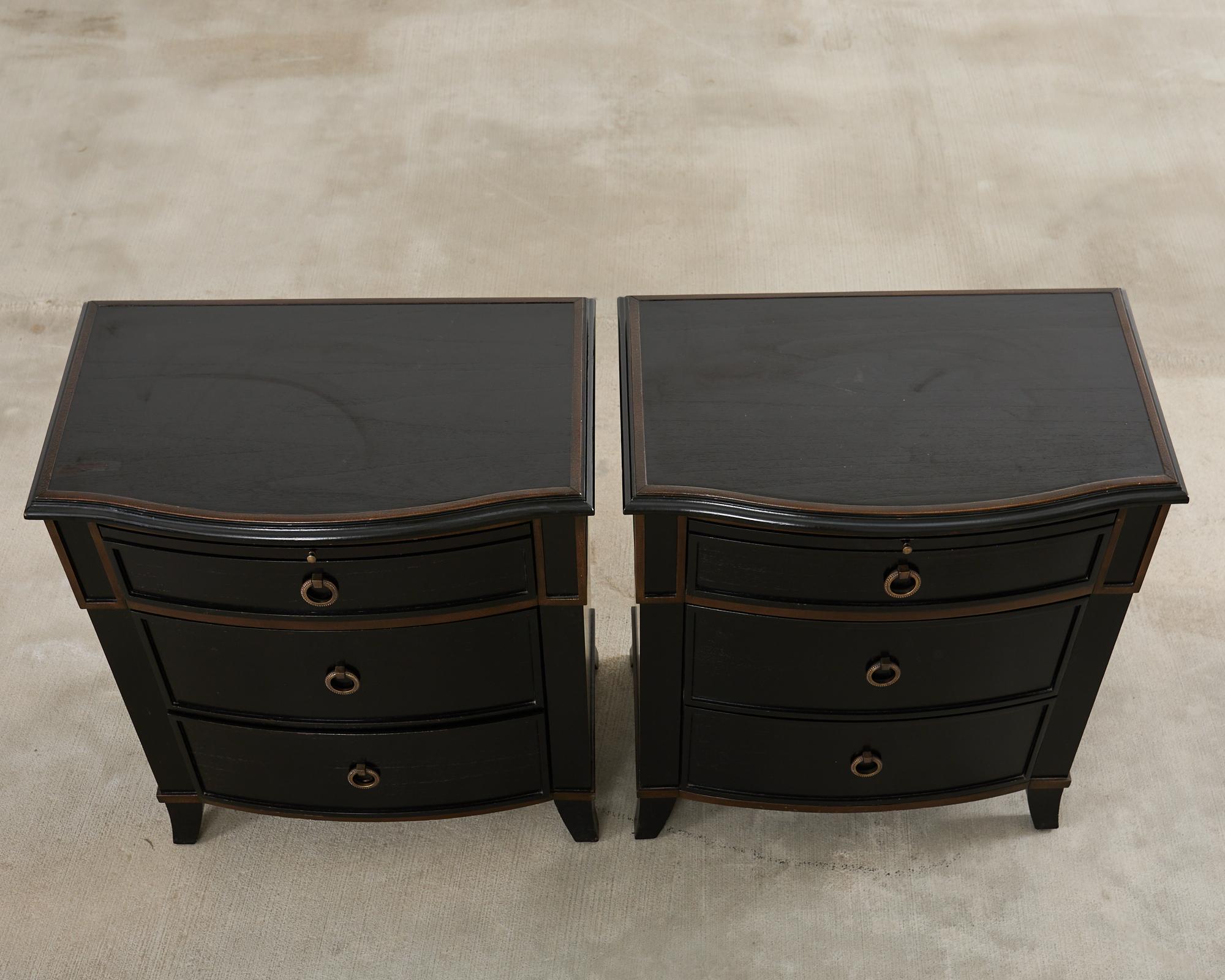 XXIe siècle et contemporain Paire de tables de nuit laquées avec écritoires extractibles en vente