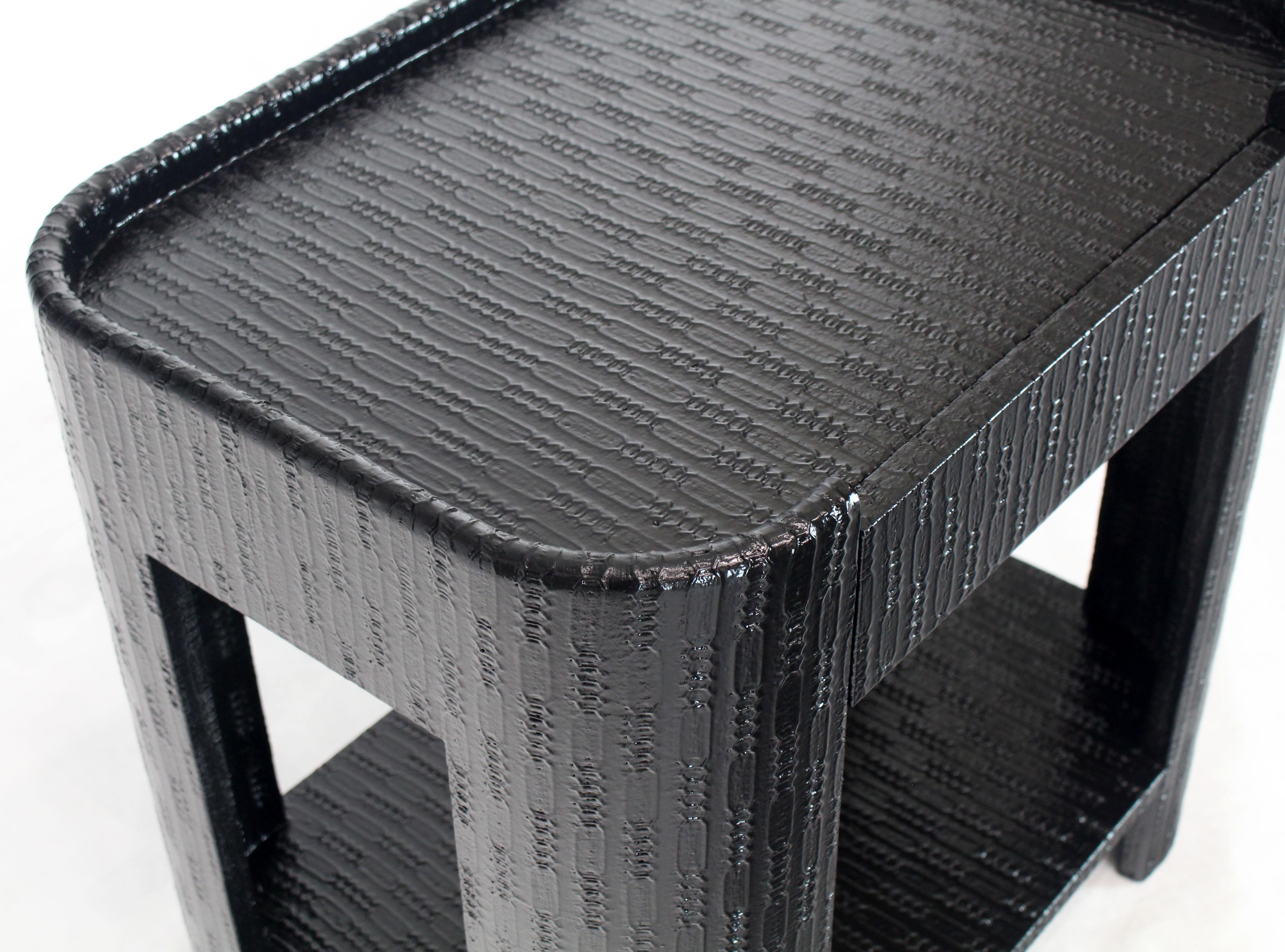 Paar Mid-Century Modern schwarzer Lack Raphia steht Ende Tabellen oder Nachttische. Eine Schublade mit runden Ecken. Glasaufsätze.