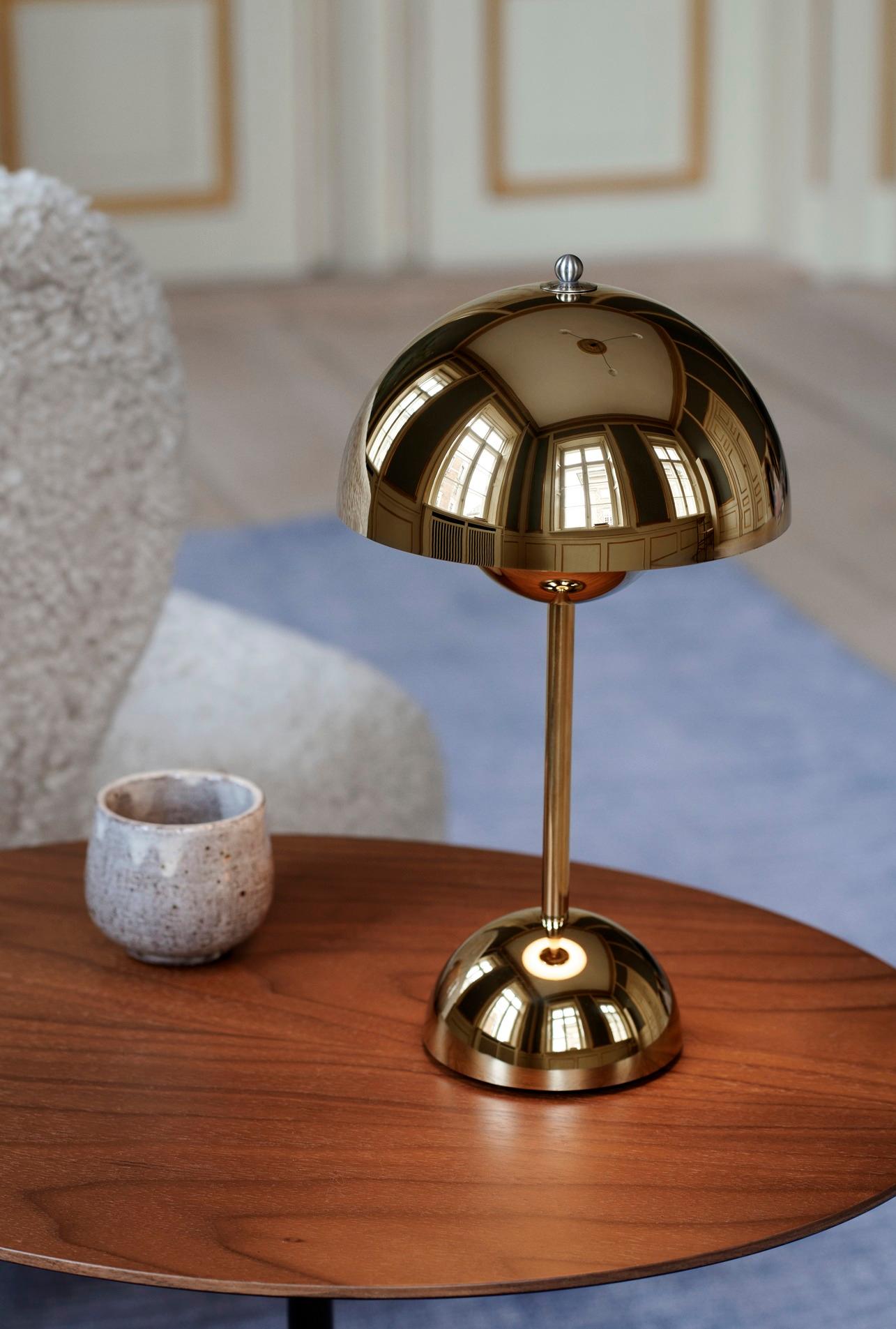 XXIe siècle et contemporain Paire de tables d'appoint Lato Ln8 en noyer laqué et marbre, pour &Tradition