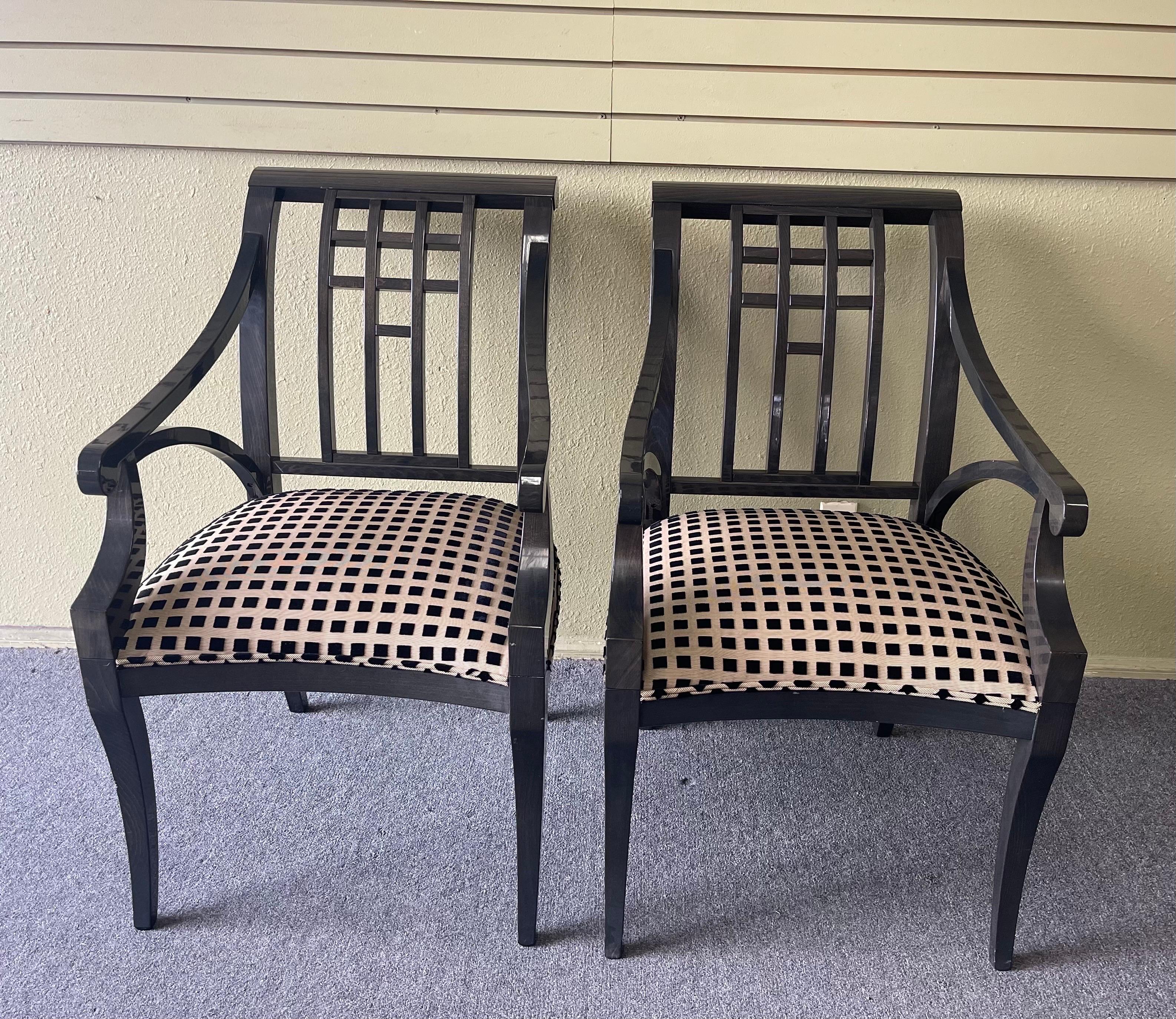 Hollywood Regency Paire de fauteuils en bois laqué et tissu de Pietro Costantini en vente