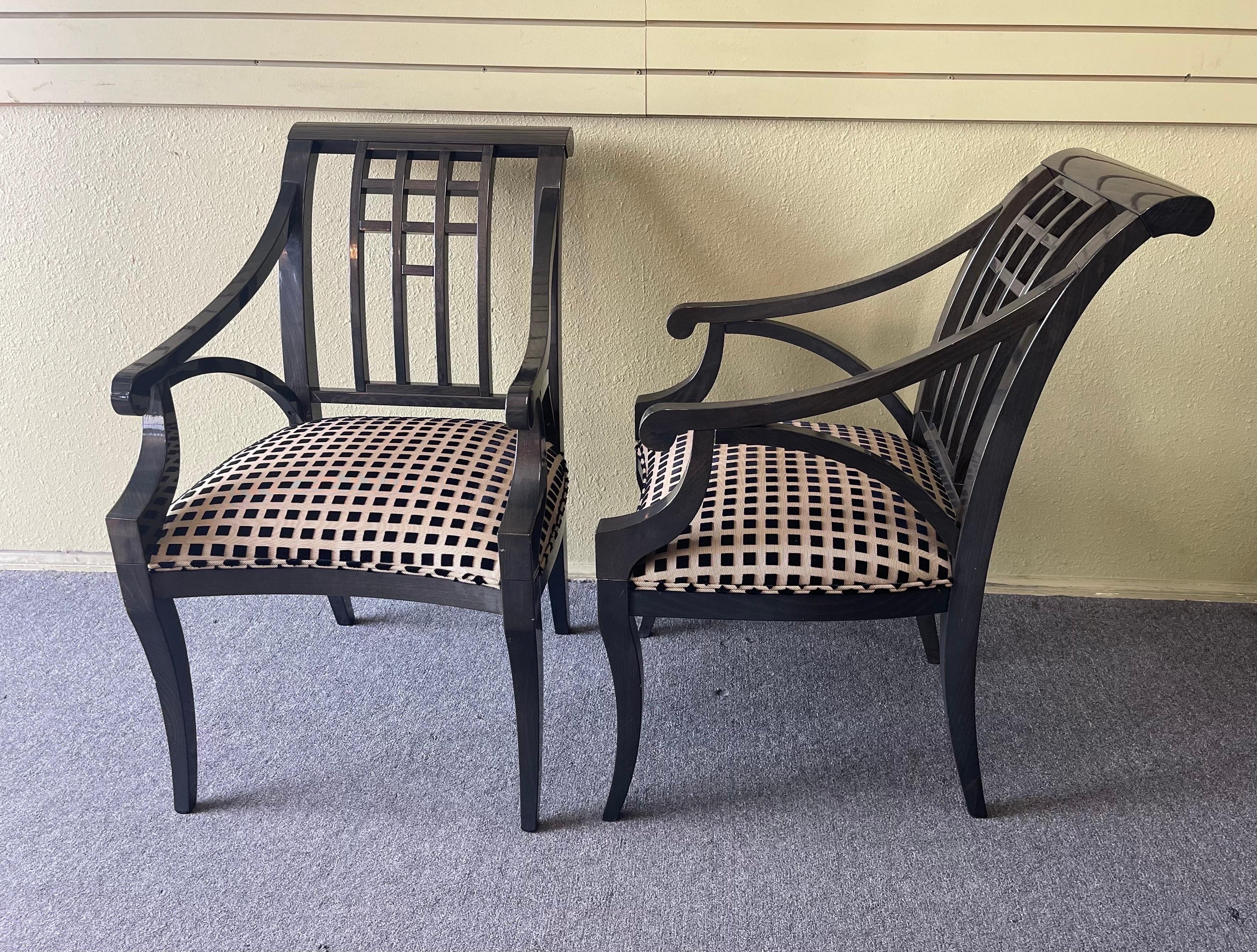 italien Paire de fauteuils en bois laqué et tissu de Pietro Costantini en vente