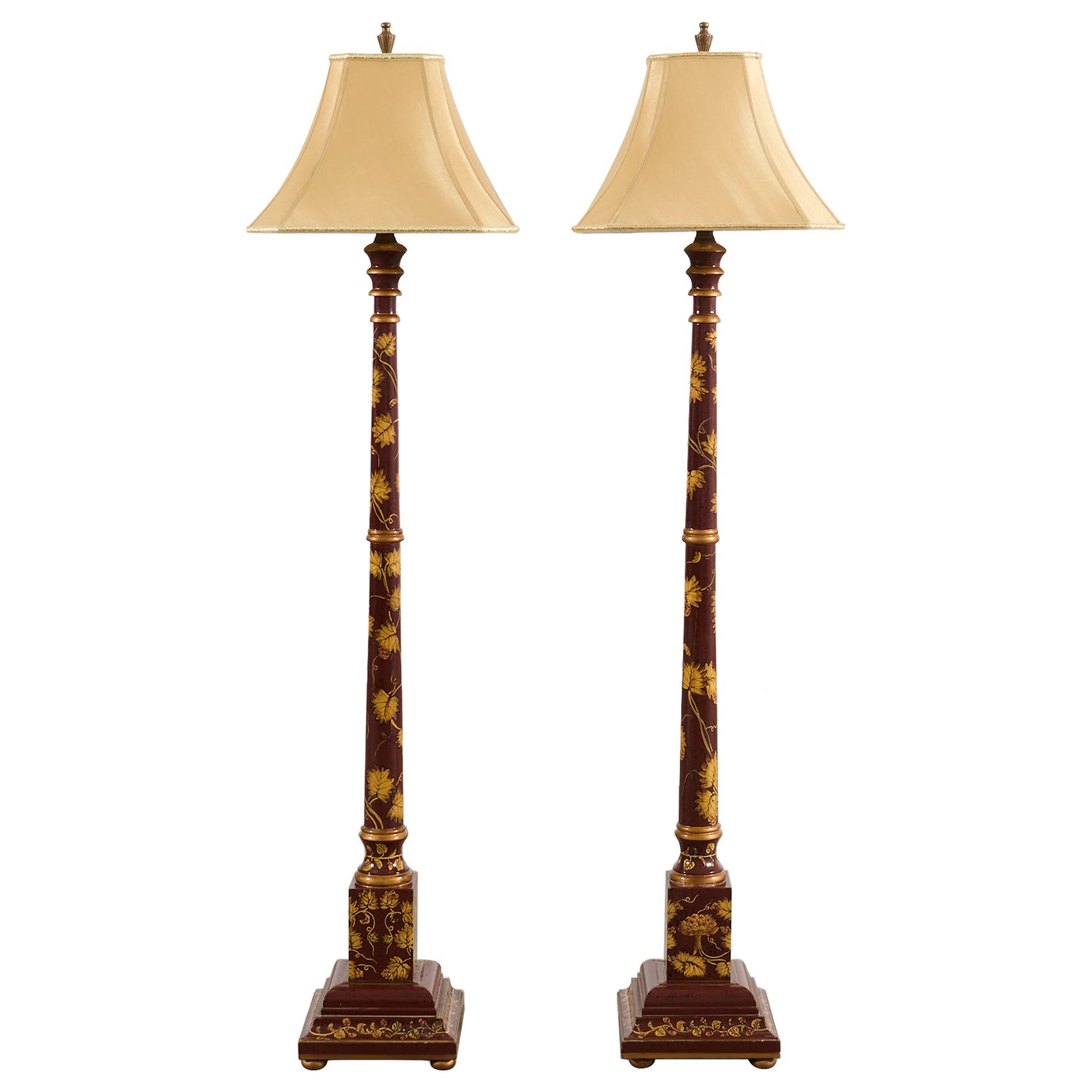 Pareja de Lámparas de Pie de Madera Lacada con Decoración Chinoiserie Dorada en venta