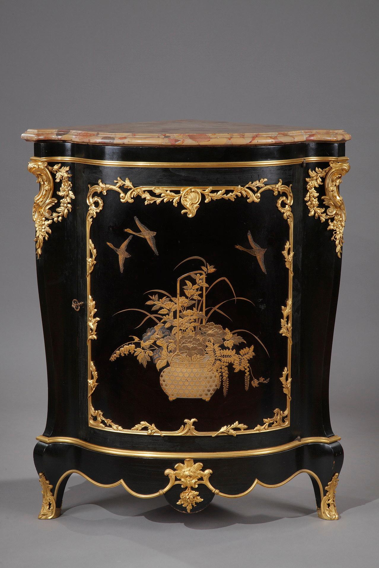 Stamped twice A BEURDELEY A PARIS on the back.

Charming Louis XV-inspired pair of encoignures in lacquer and gilded bronze. The animated facade opens to a door adorned with a panel with gilded decoration in the taste of Japan, painted on a black