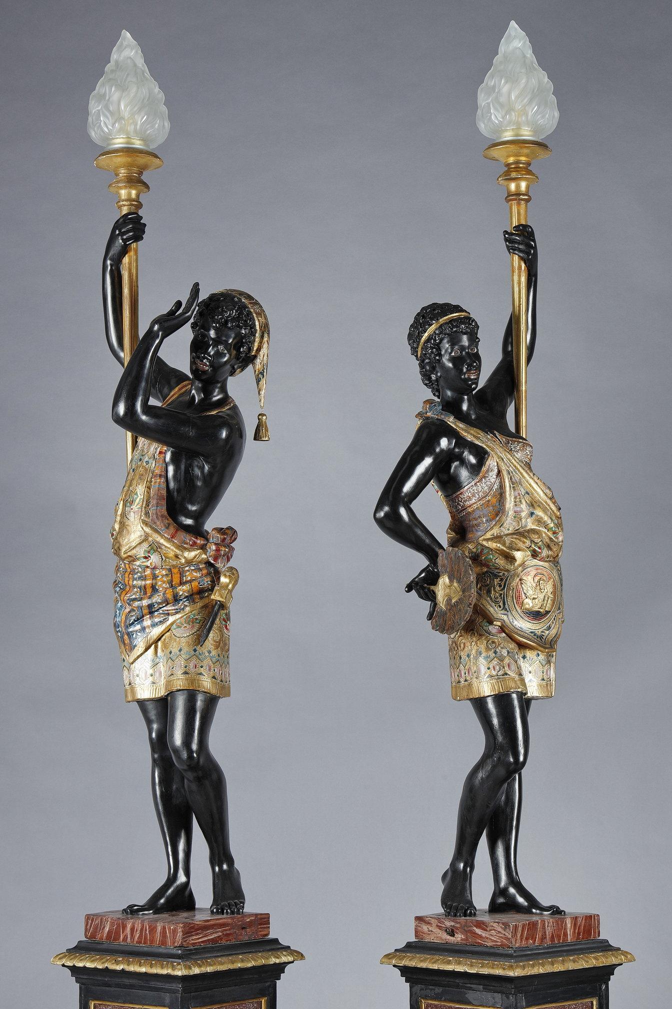 Pair of lacquered wood torchholders depicting Nubians In Good Condition For Sale In Paris, FR