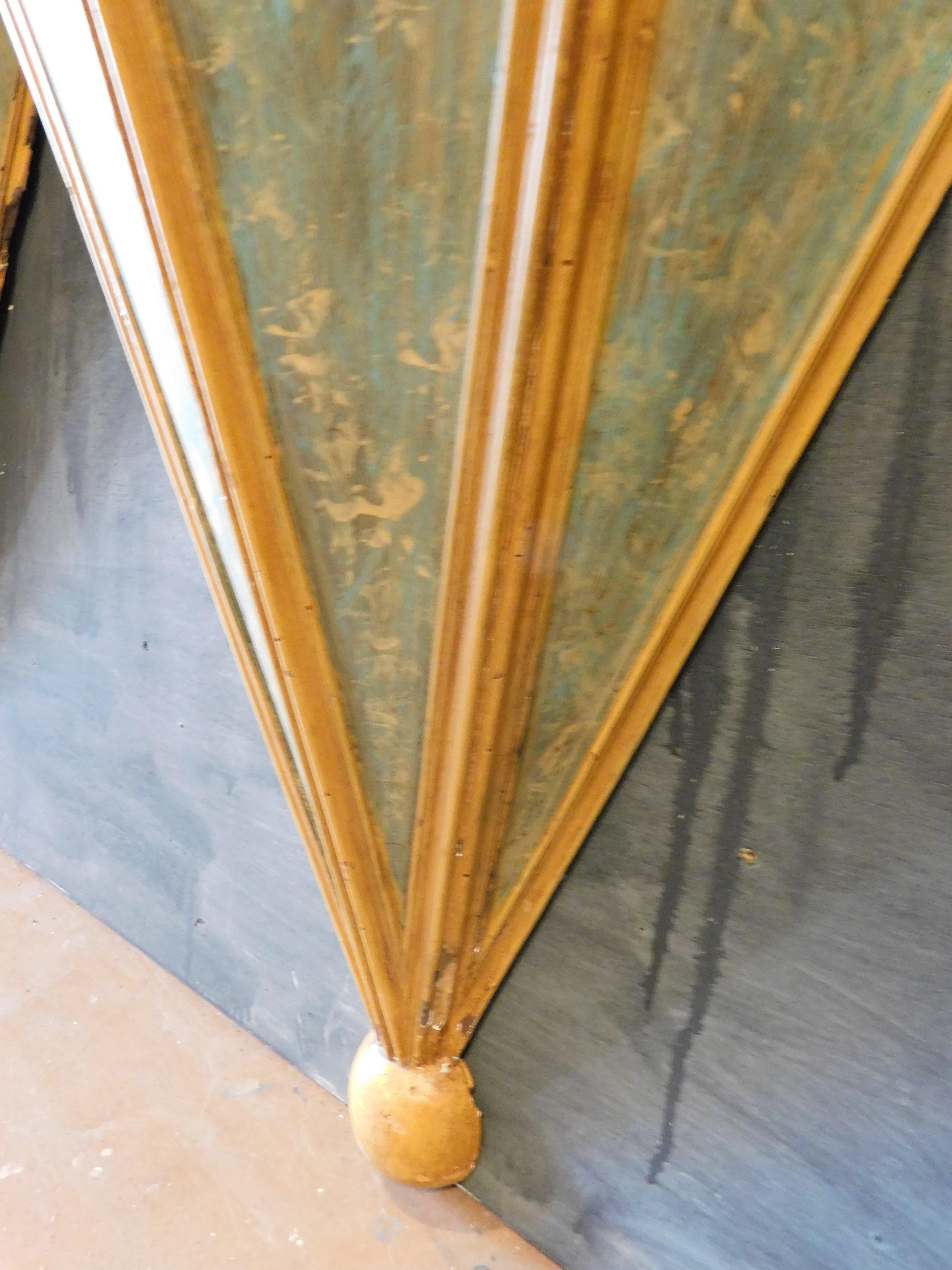 Coppia di mensole in legno laccato con effetto finto marmo, Italia 3