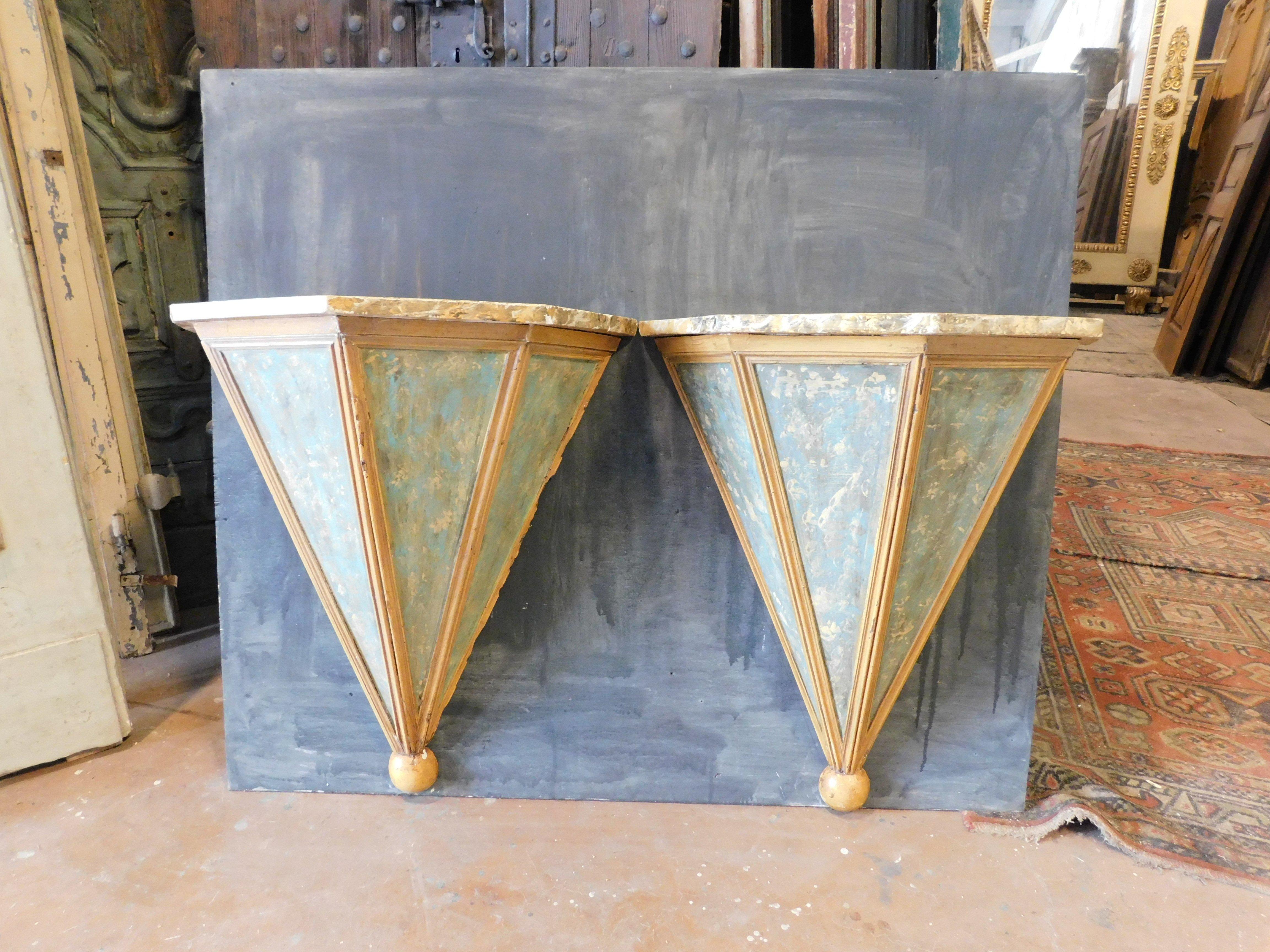 Antica coppia di mensole in legno laccato, a forma di cono semiottagonale, dipinte a mano con effetto finto marmo nei toni del verde e del giallo, originali del XVIII secolo, provenienti dall'Italia. Misure per ogni cm L 71 x P 36 x H 84