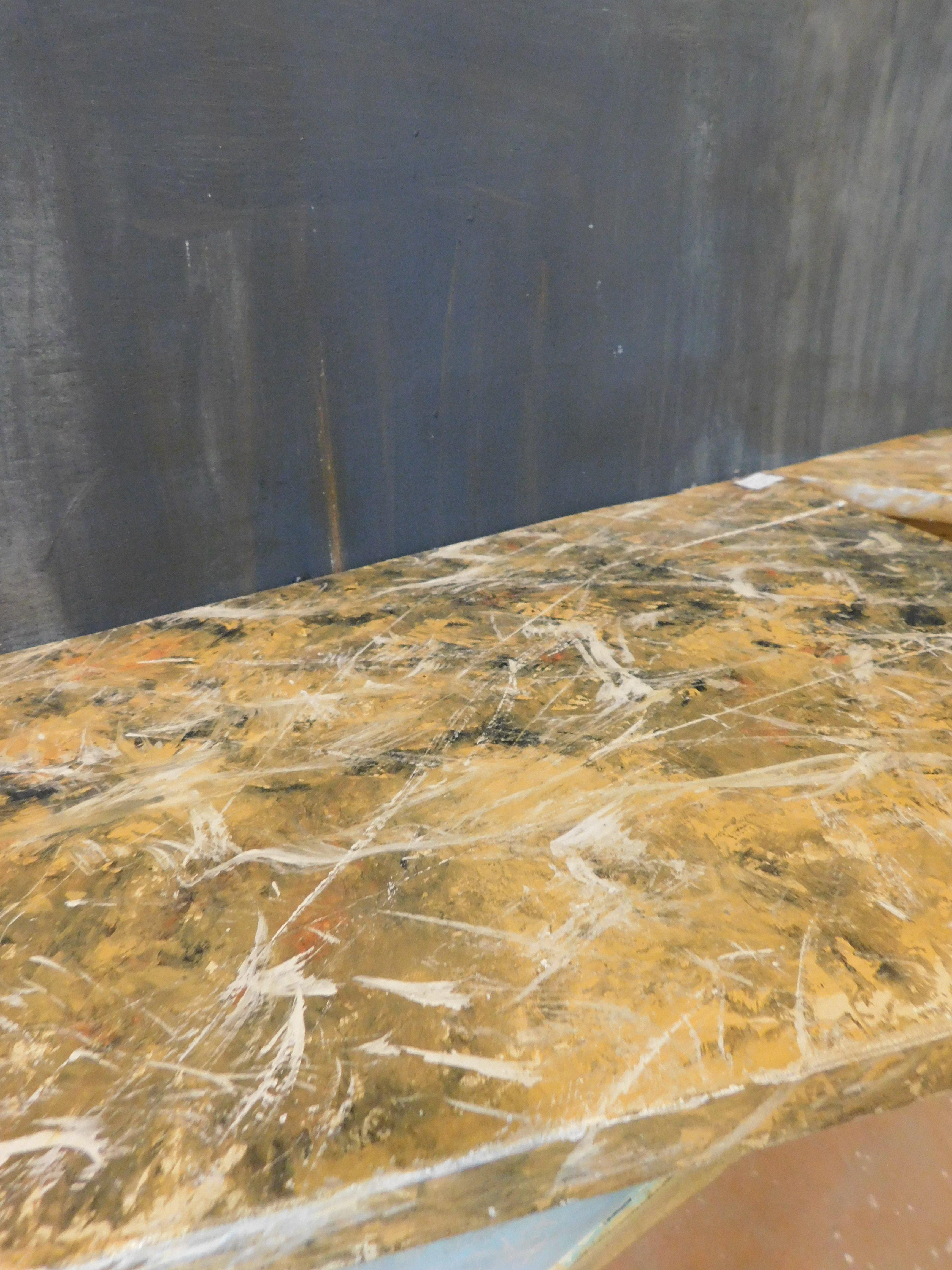 Coppia di mensole in legno laccato con effetto finto marmo, Italia 1