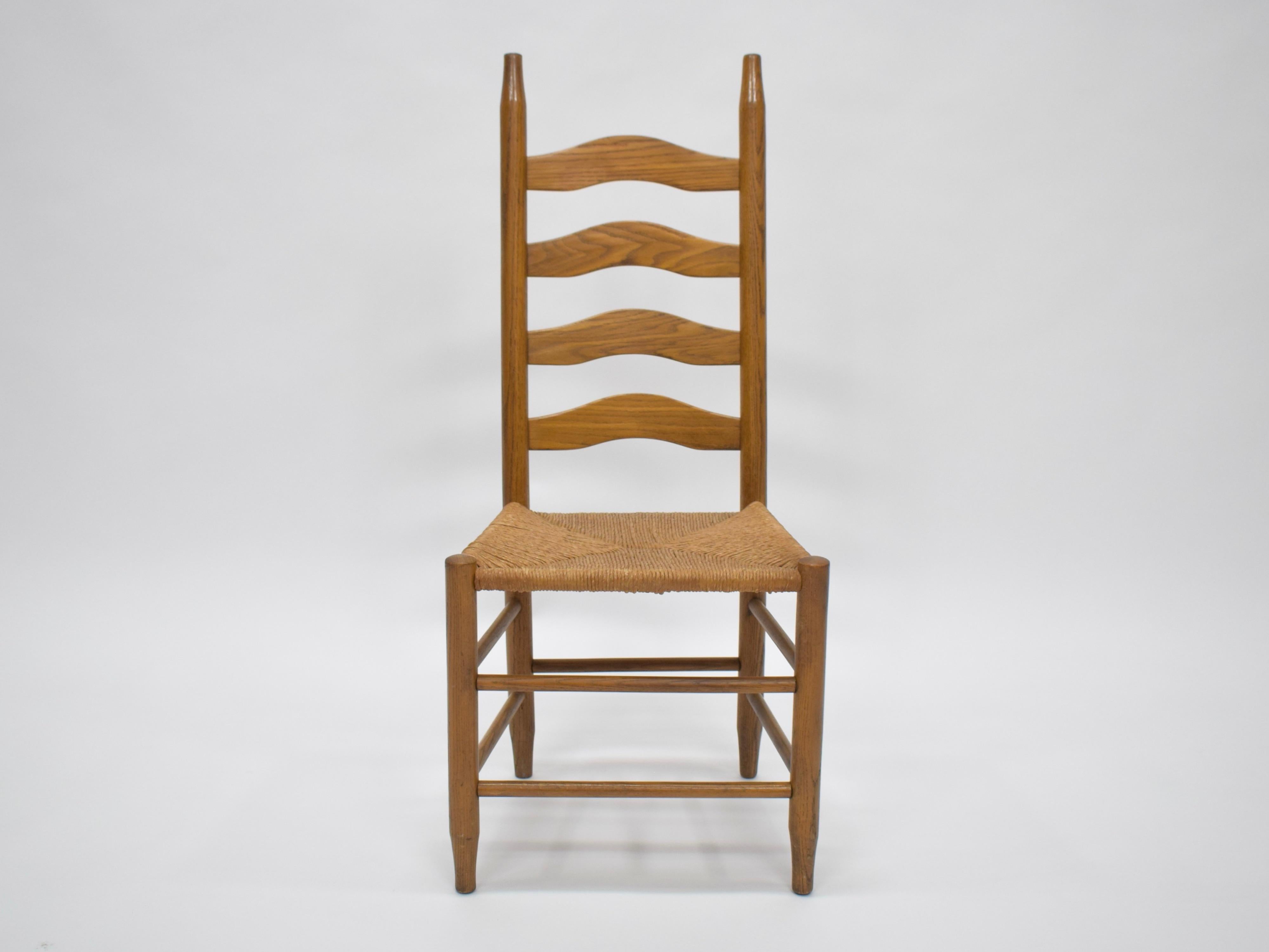 Paire de chaises en bois massif et assise en jonc pour ces deux chaises conçues dans le style de Charlotte Perriand. En bon état d'origine, avec une usure mineure conforme à l'âge et à l'usage, préservant une belle patine. Le jonc des sièges est un