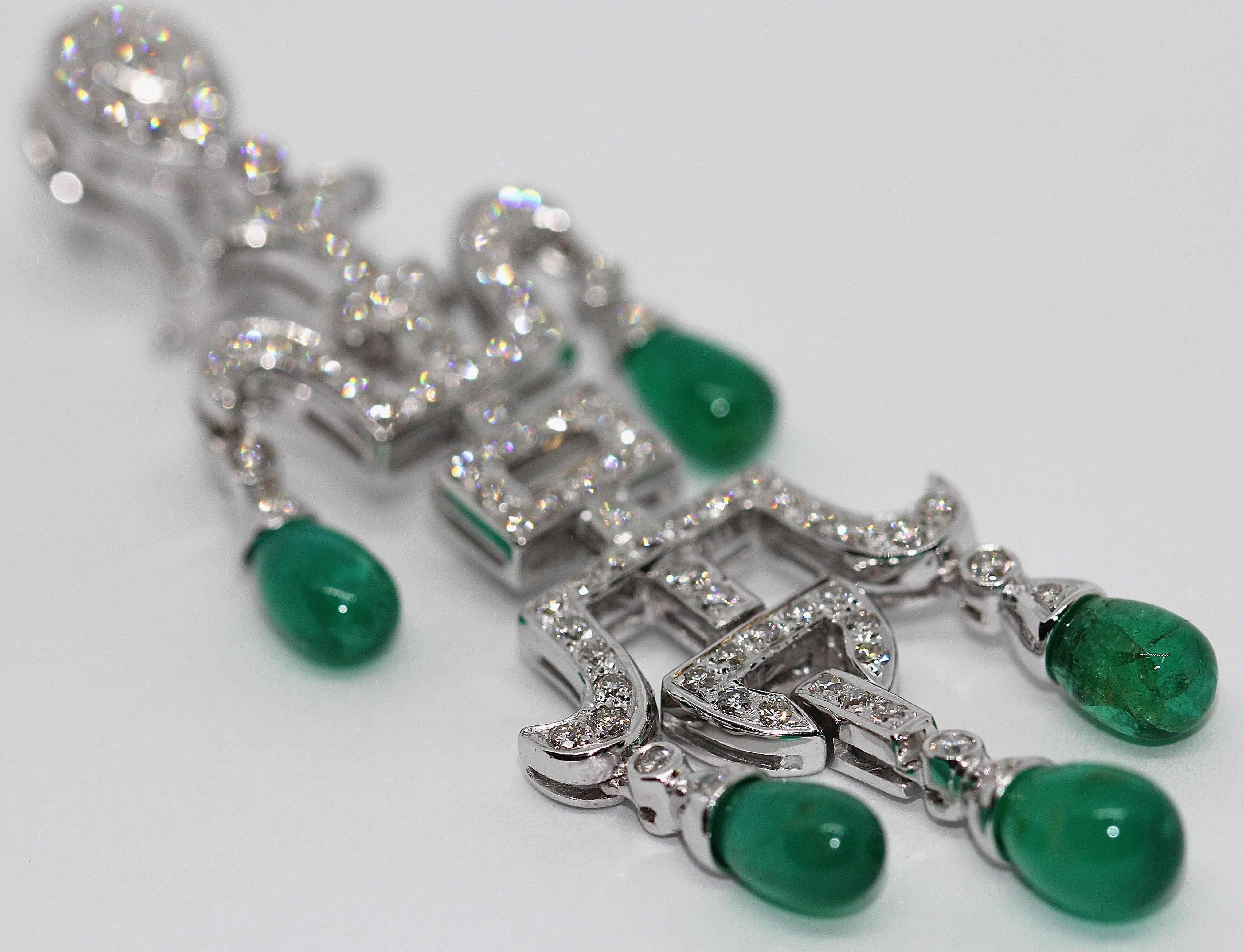 Pair of Ladies Diamond and Emerald Chandelier Earrings, 18 Karat White Gold In Good Condition For Sale In Berlin, DE