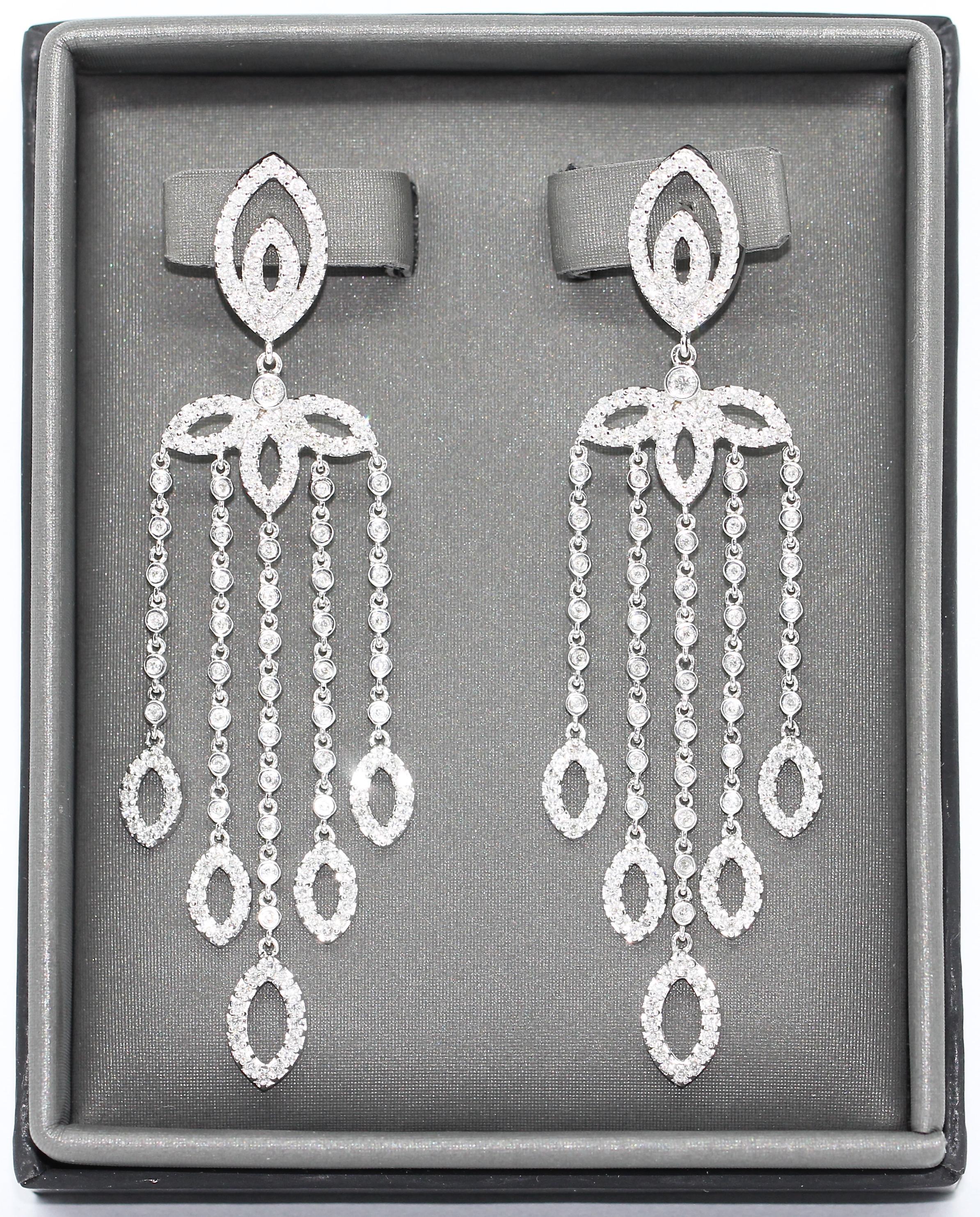 Paire de boucles d'oreilles lustre en diamants pour femme, en or blanc 18 carats.

Serti de 352 diamants, poids total 2,75 ct.
(TW, SI)

Le plus pur travail artisanal, réalisé par un maître orfèvre berlinois de grande renommée.

Certificat