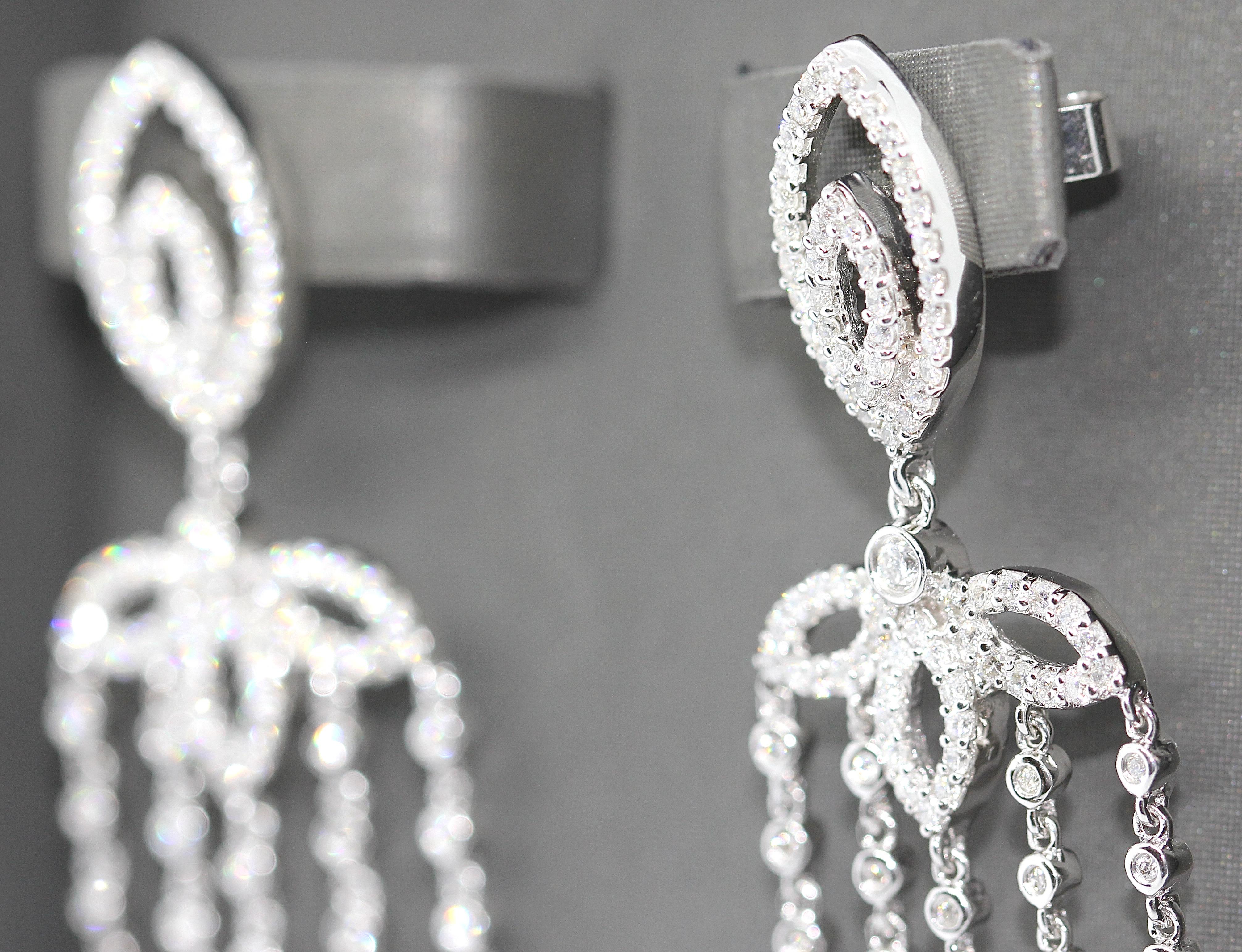Paire de boucles d'oreilles chandelier pour femme en or blanc 18 carats et diamants Pour femmes en vente