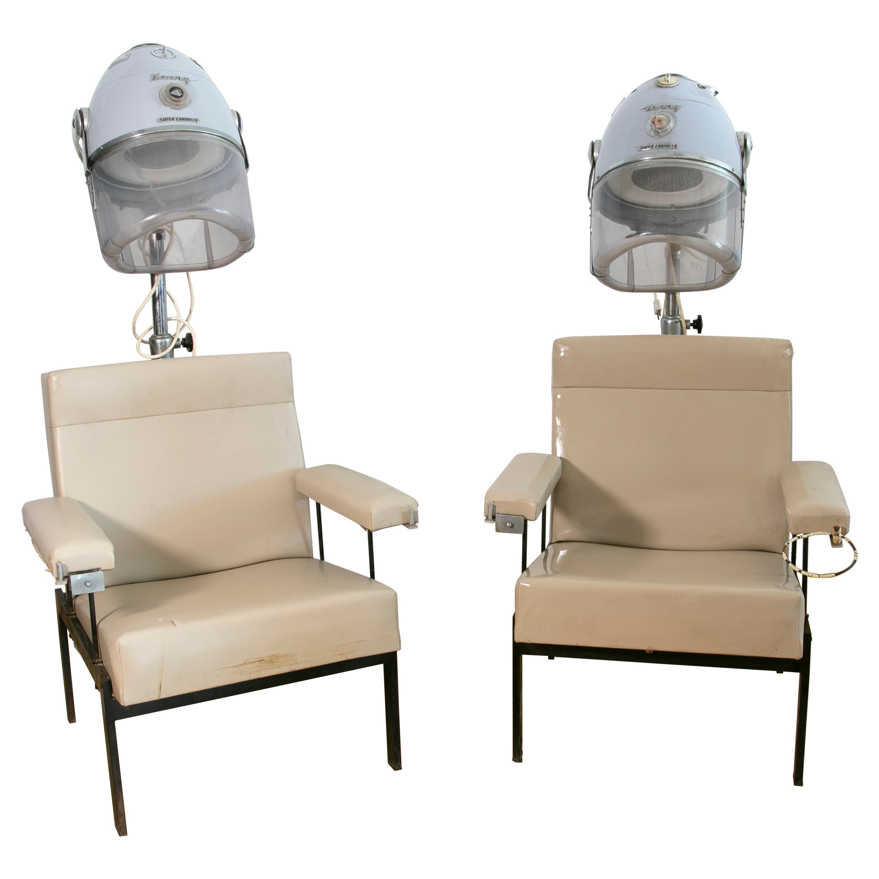 Paire de chaises de coiffeuse pour femmes avec machine d'origine, Henry C. Brand en vente