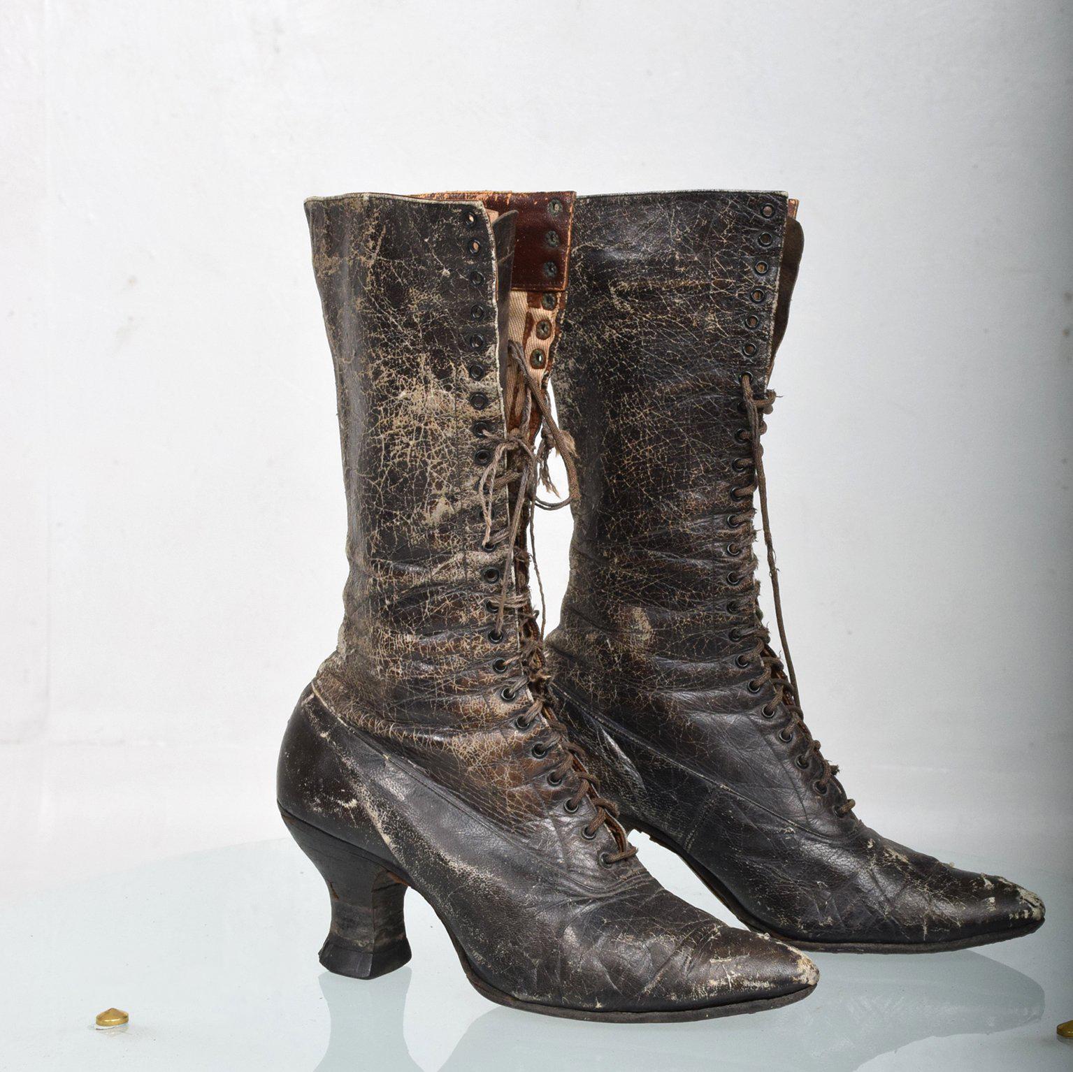 For your consideration a pair of antique leather boots for ladies.

Leather showing signs of obvious wear. The laces are more than likely original to the boots.

The condition of the boots have a great vintage character. Unrestored.
Great