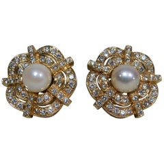 Coppia di orecchini da donna in oro giallo 14K con perle coltivate e 100 diamanti con motivo floreale