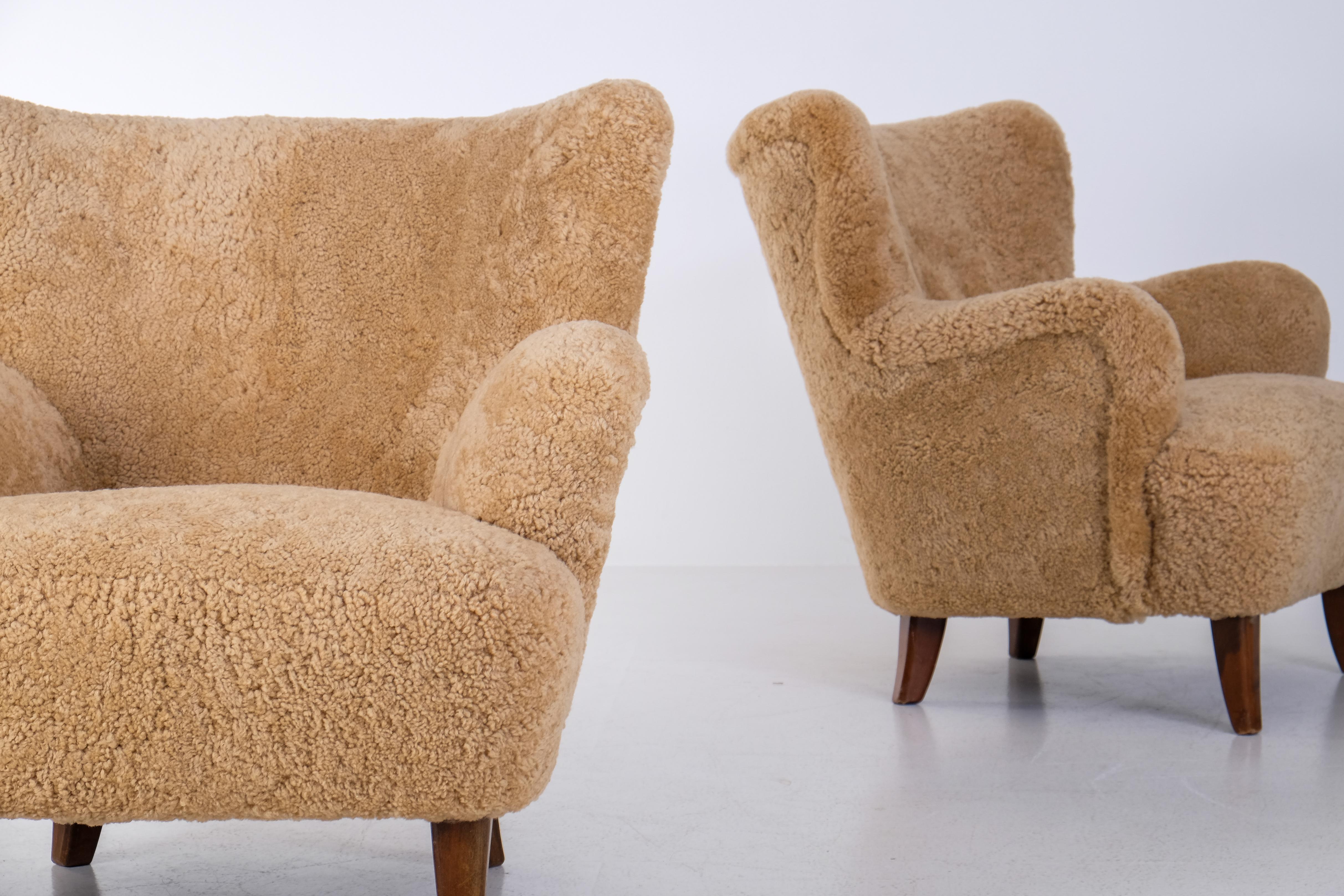 Paire de fauteuils 'Laila' en peau de mouton par Ilmari Lappalainen, Finlande, années 1950 Bon état - En vente à Stockholm, SE