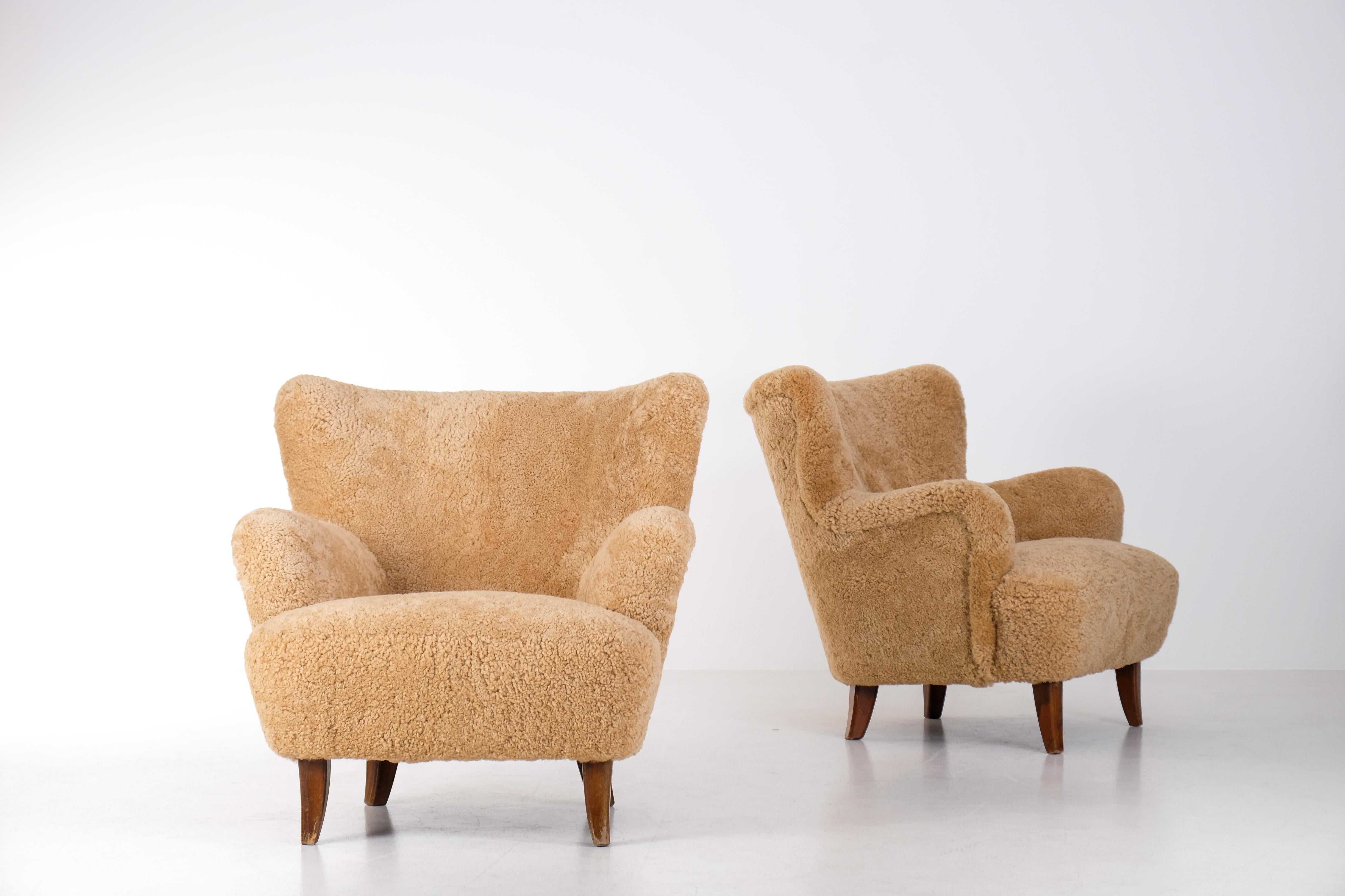 Milieu du XXe siècle Paire de fauteuils 'Laila' en peau de mouton par Ilmari Lappalainen, Finlande, années 1950 en vente