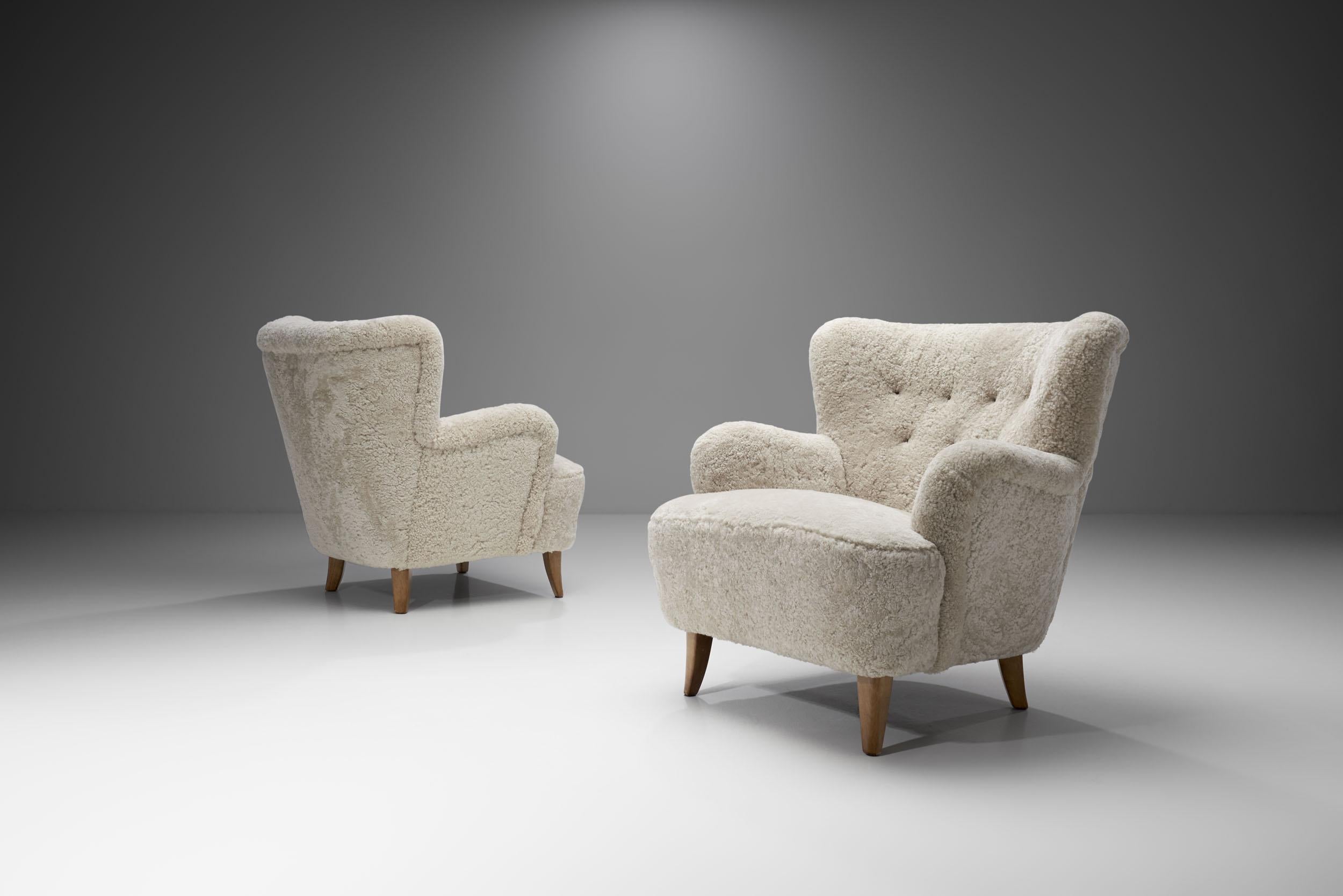 The “Laila” model by the Finnish designer, Ilmari Lappalainen, originates from 1948, with the earliest original drawings kept in the Lahti City Museum in their Lappalainen Collection.

This pair of “nr. 238” armchairs are from the Finnish designer’s