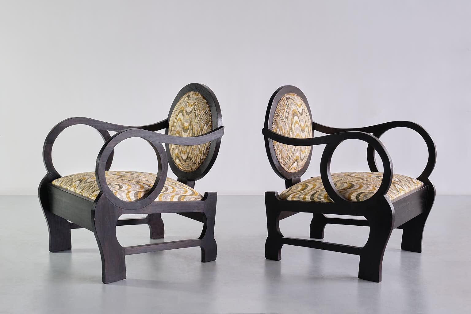 Cette paire de fauteuils remarquable a été produite à la fin des années 1940. Ce dessin rare est attribué au designer hongrois Lajos Kozma.
Kozma travaillait dans la tradition décorative spécifique de l'Europe centrale, qui combinait des lignes