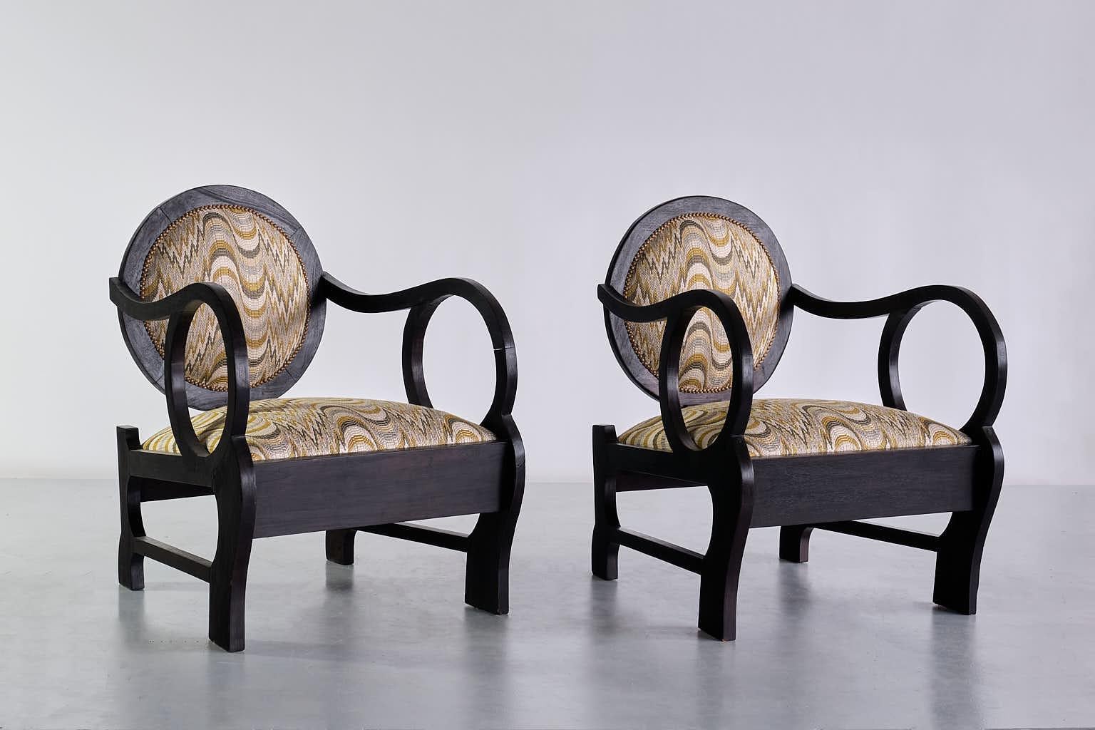 Hongrois Paire de fauteuils attribués à Lajos Kozma en chêne et jacquard Dedar, fin des années 1940 en vente