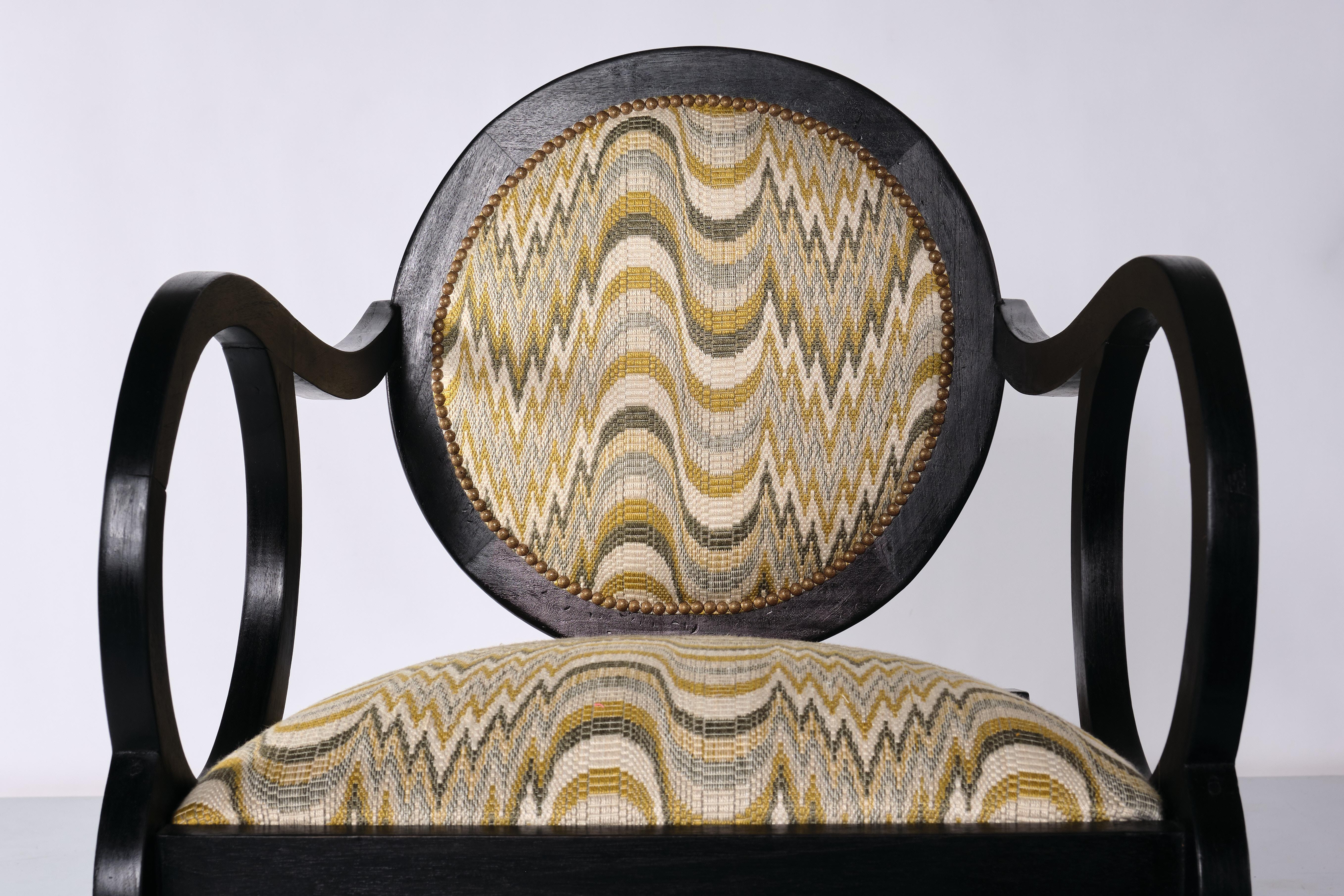 Milieu du XXe siècle Paire de fauteuils attribués à Lajos Kozma en chêne et jacquard Dedar, fin des années 1940 en vente