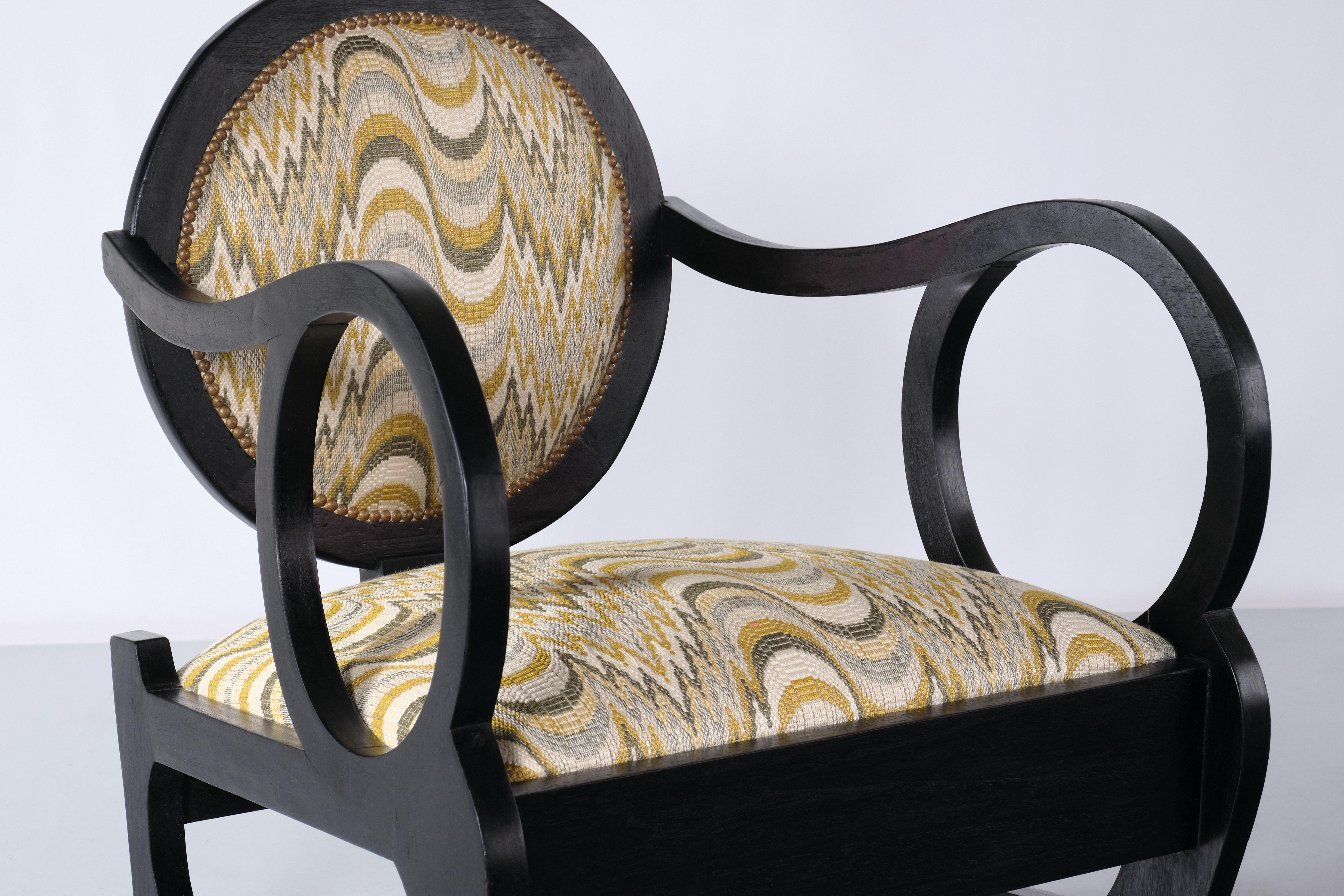 Tissu Paire de fauteuils attribués à Lajos Kozma en chêne et jacquard Dedar, fin des années 1940 en vente