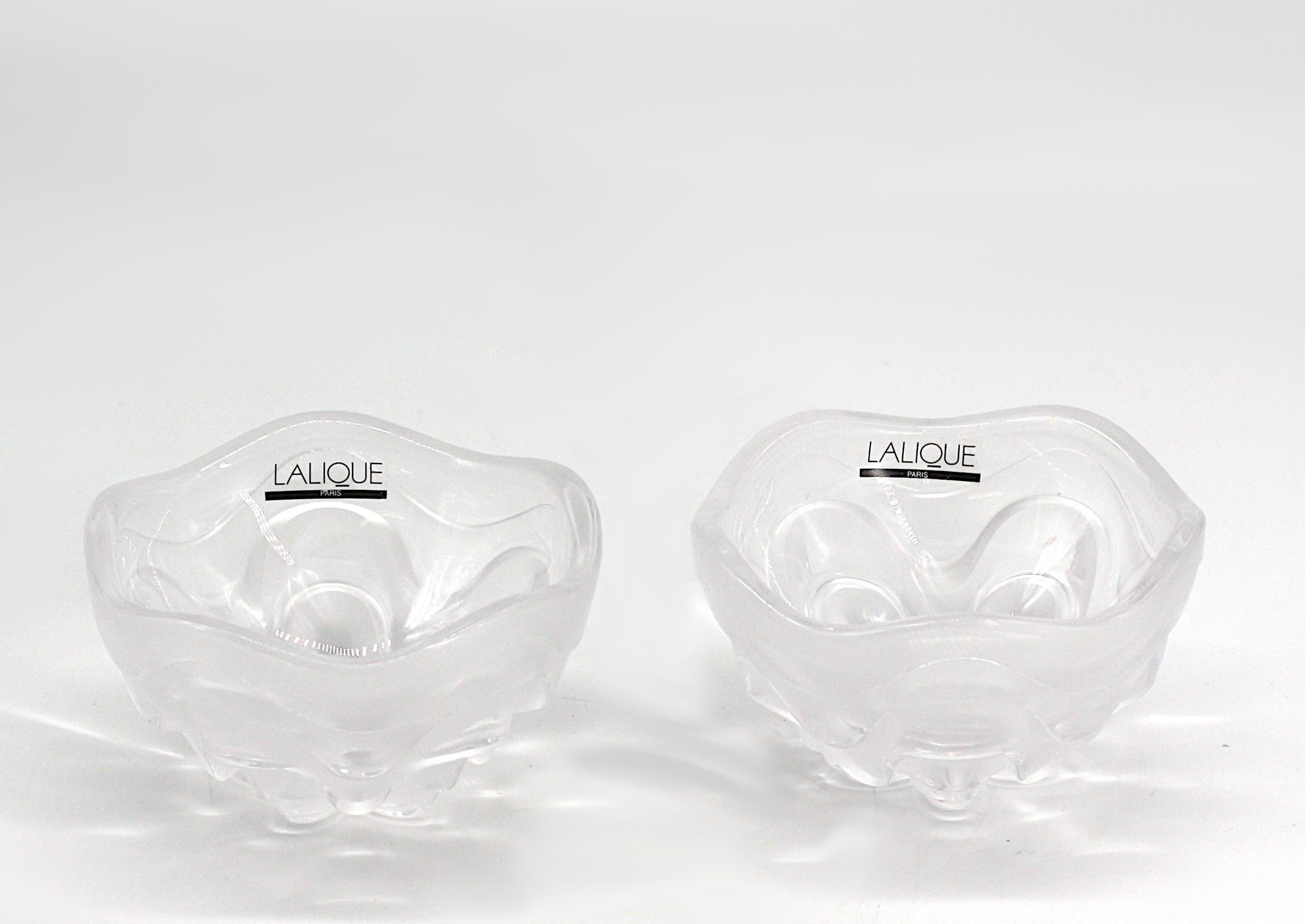 
Paar Lalique farbloses Glas kleine Schalen
Lalique klare Etiketten. Jeweils mit rundum gewellten Bändern.
Höhe 3,25 Zoll, Durchmesser 3,5 Zoll.
Condition Report
Guter Zustand.
