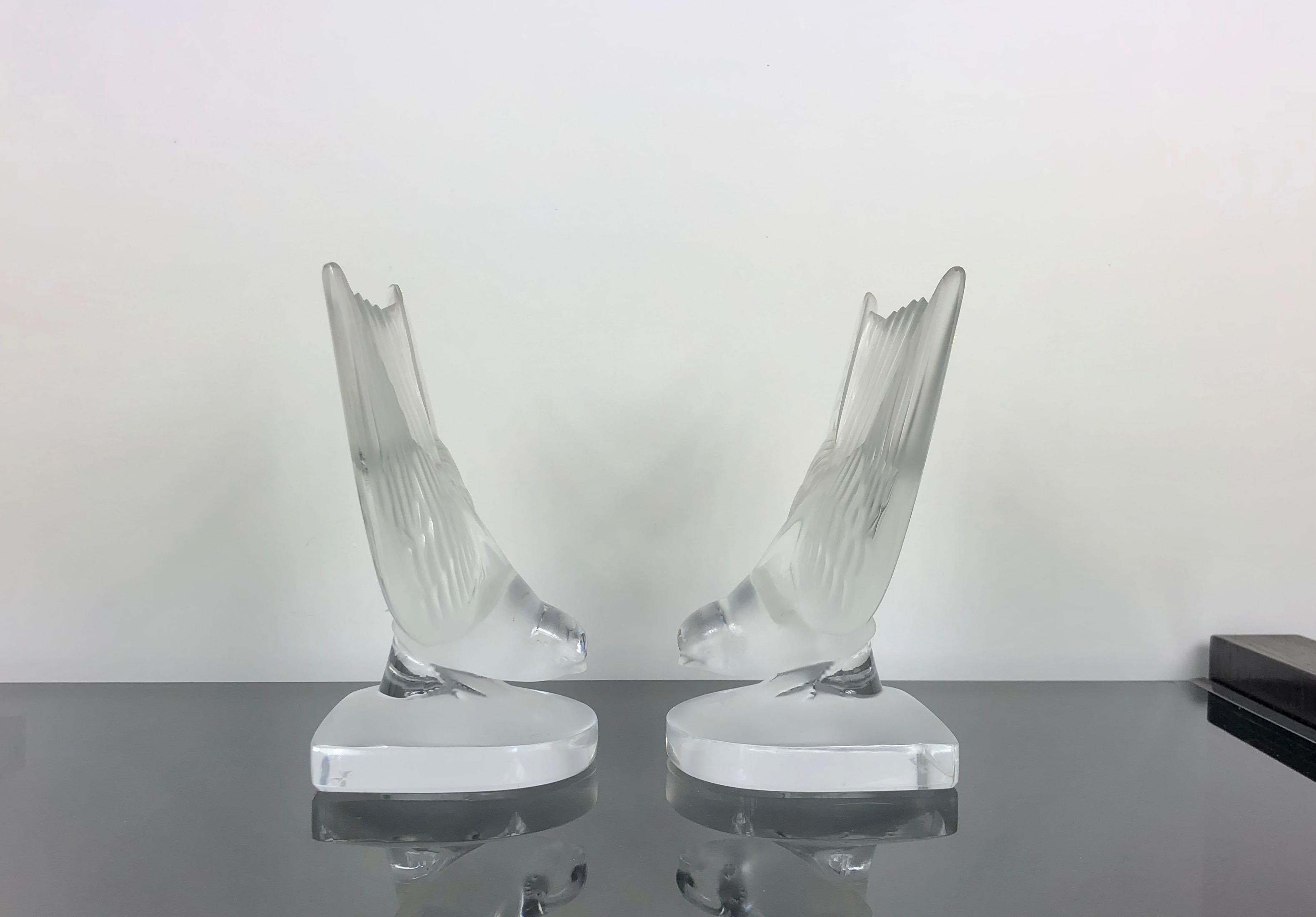 Crystal pair of bird by the French Lalique crystal. The signature is engraved on the base.
 