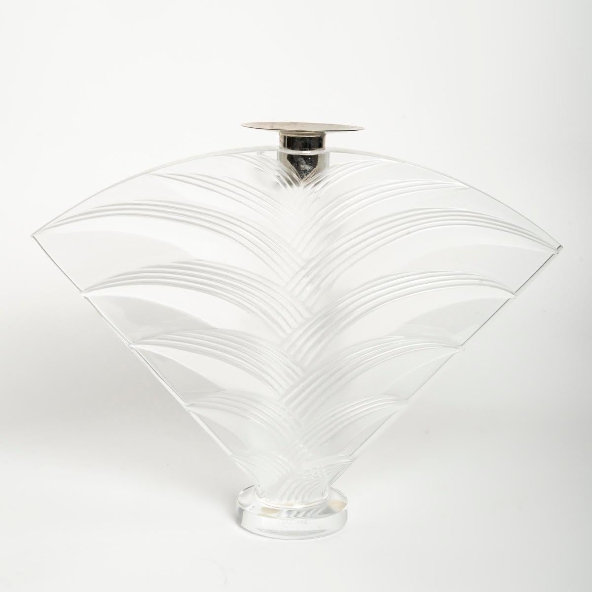 Coppia di candelieri in cristallo Lalique in stile Art Deco.

Coppia di candelieri in cristallo e argento Lalique del XX secolo in stile Art Deco.
H: 21.5cm, L: 28cm, P: 6cm