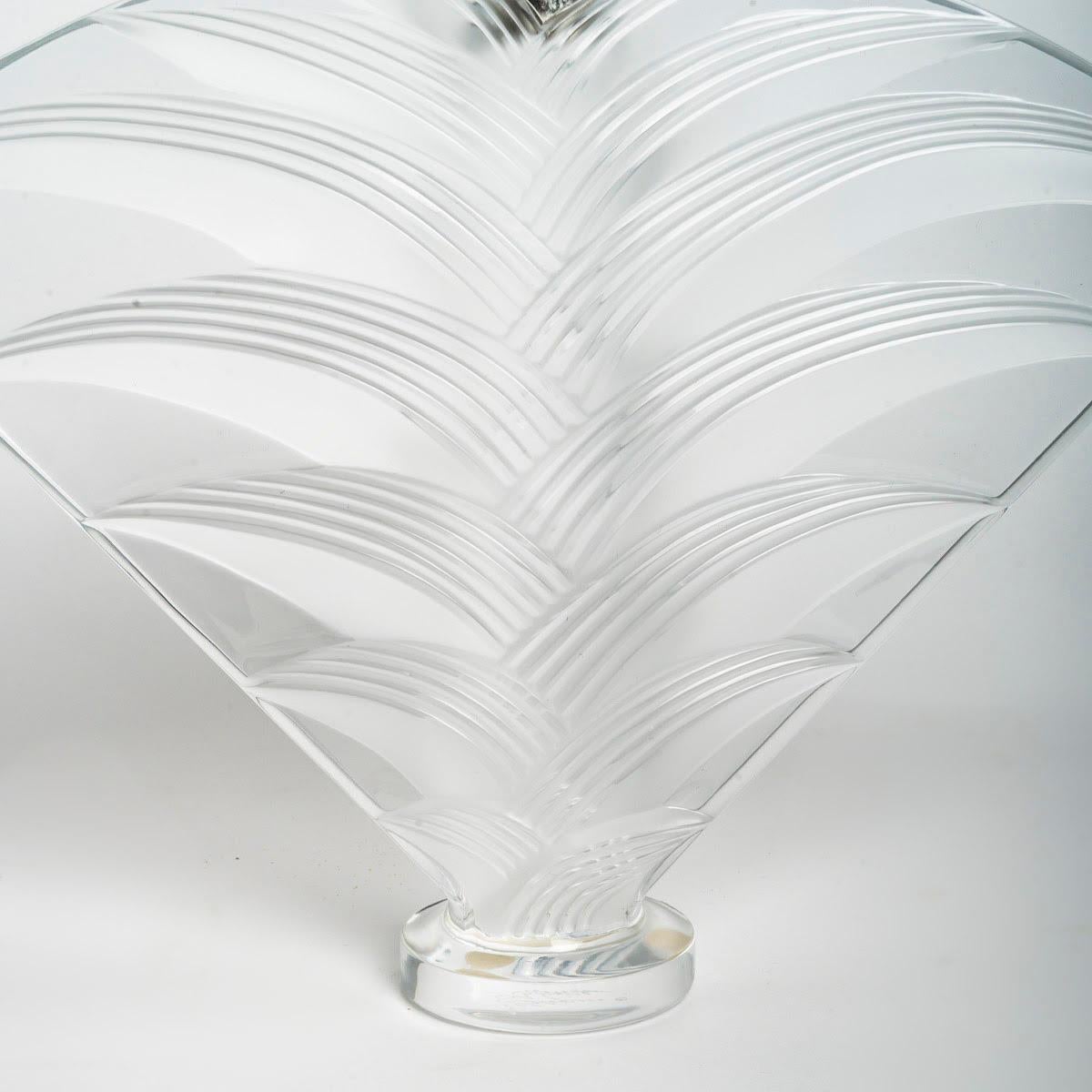 Francese Coppia di candelieri in cristallo Lalique in stile Art Déco. in vendita
