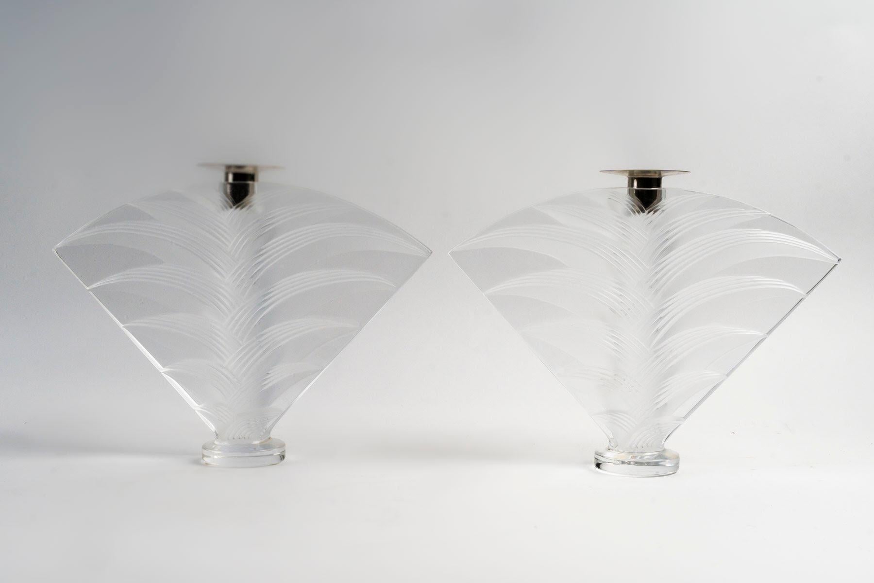 Argentato Coppia di candelieri in cristallo Lalique in stile Art Déco. in vendita