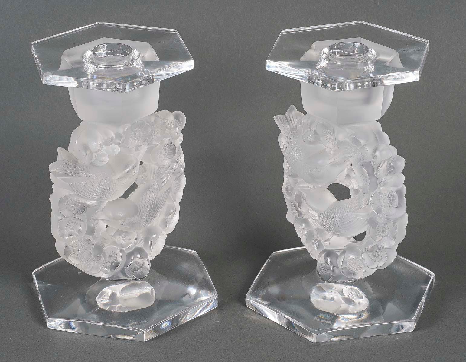 Paar französische Kristallkandelaber aus Lalique-Kristall, 20. Jahrhundert. (Französisch) im Angebot
