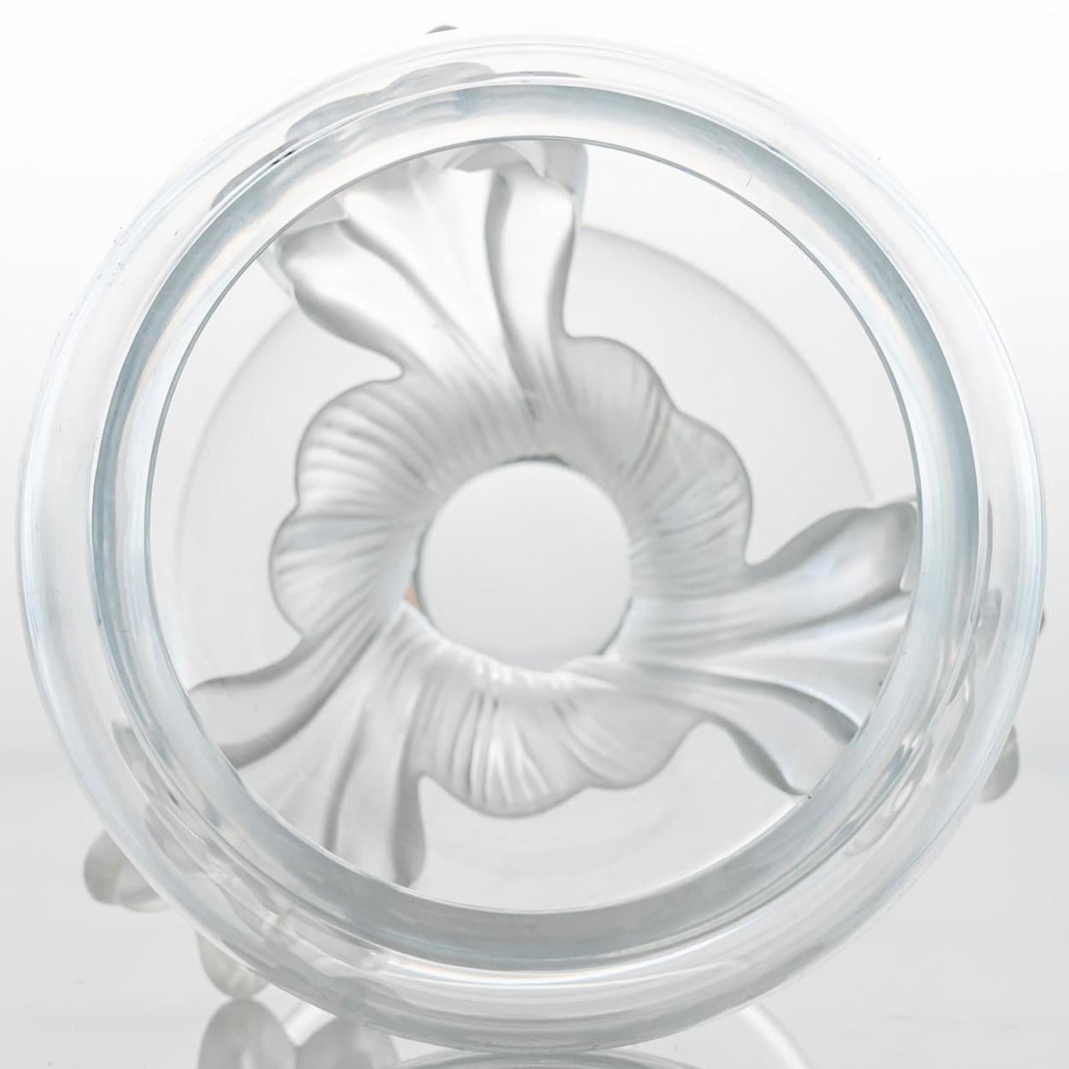 Pair of Lalique Nature Bowl Vases Crystal, France (Französisch) im Angebot