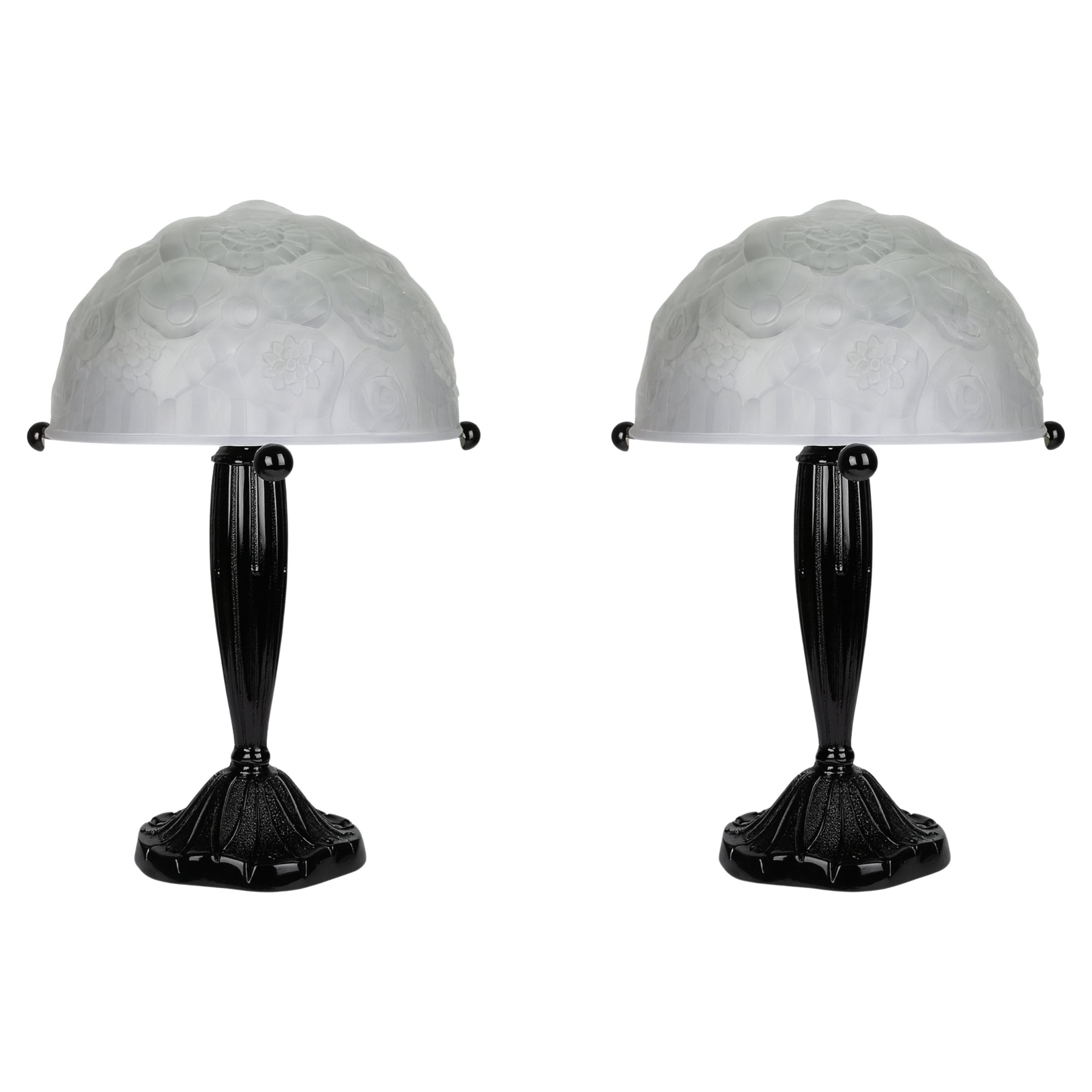 Pareja de lámparas de sobremesa de latón lacado negro estilo Art Déco de Lalique, años 20