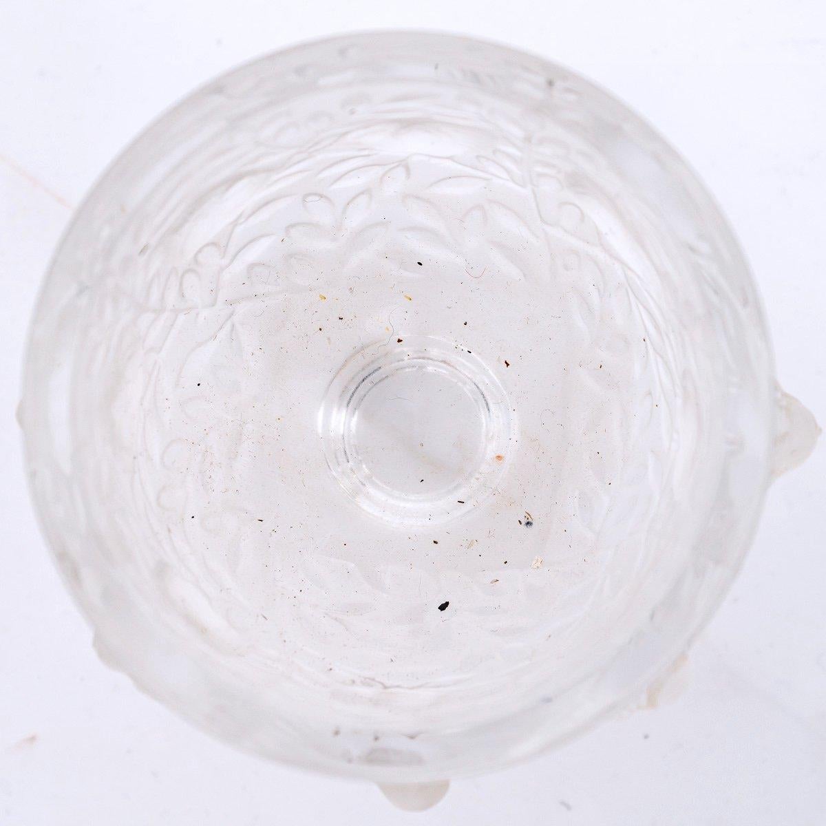 Art déco Paire de vases Lalique en cristal moulé - Elisabeth - Période : XXe siècle  Style Art Déco en vente
