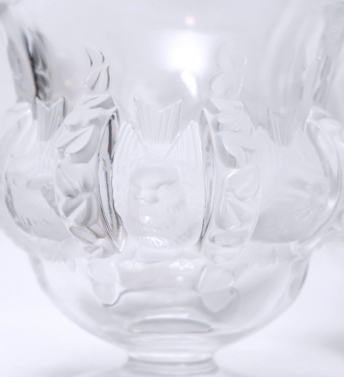Paire de vases Lalique en cristal moulé - Elisabeth - Période : XXe siècle  Style Art Déco Excellent état - En vente à CRÉTEIL, FR