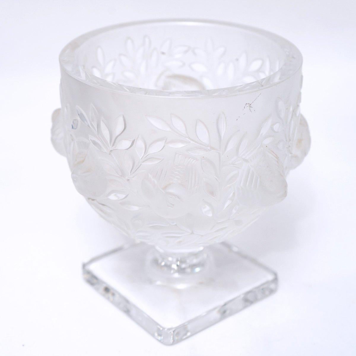 Cristal Paire de vases Lalique en cristal moulé - Elisabeth - Période : XXe siècle  Style Art Déco en vente