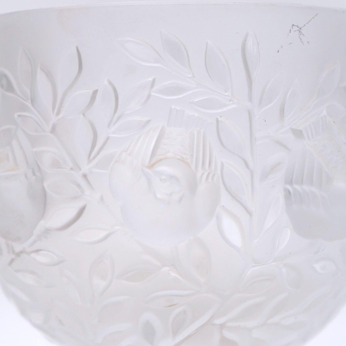 Paire de vases Lalique en cristal moulé - Elisabeth - Période : XXe siècle  Style Art Déco en vente 1
