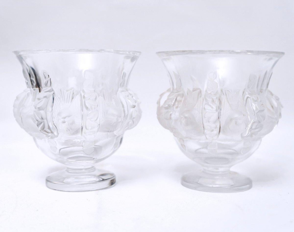 Français Paire de vases Lalique - Dampierre  - Cristal moulé satiné - Période : 20ème siècle en vente