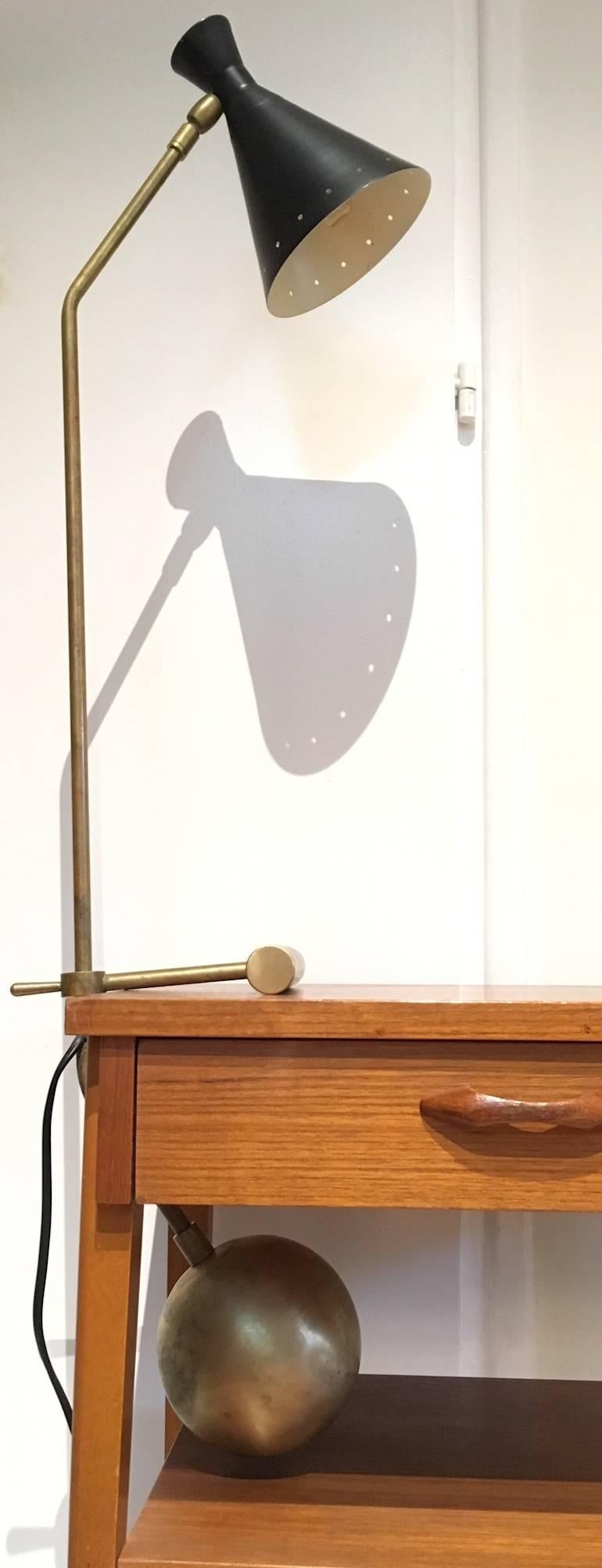 Pair of Libra-Lux table lamps attributed to Roberto Menghi. These unique 1950s brass and lacquered metal table lamps are produced by Lamberti & Co. in Italy. The counterweight system allows the lamps to be balanced on the surface with different